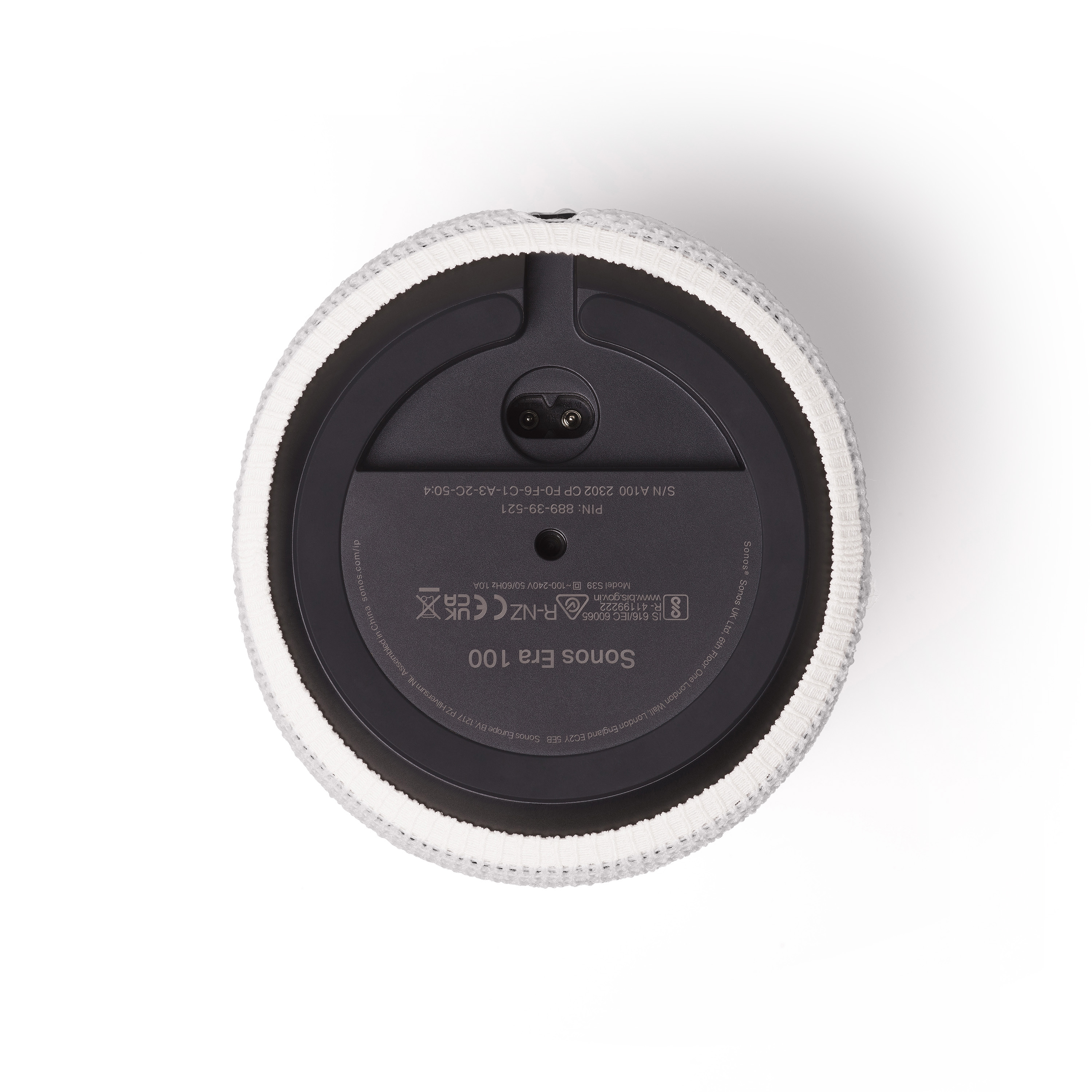 Sonos Era 100-luidspreker, achteraanzicht. Heeft een zwarte basis en witte gebreide stof eromheen.