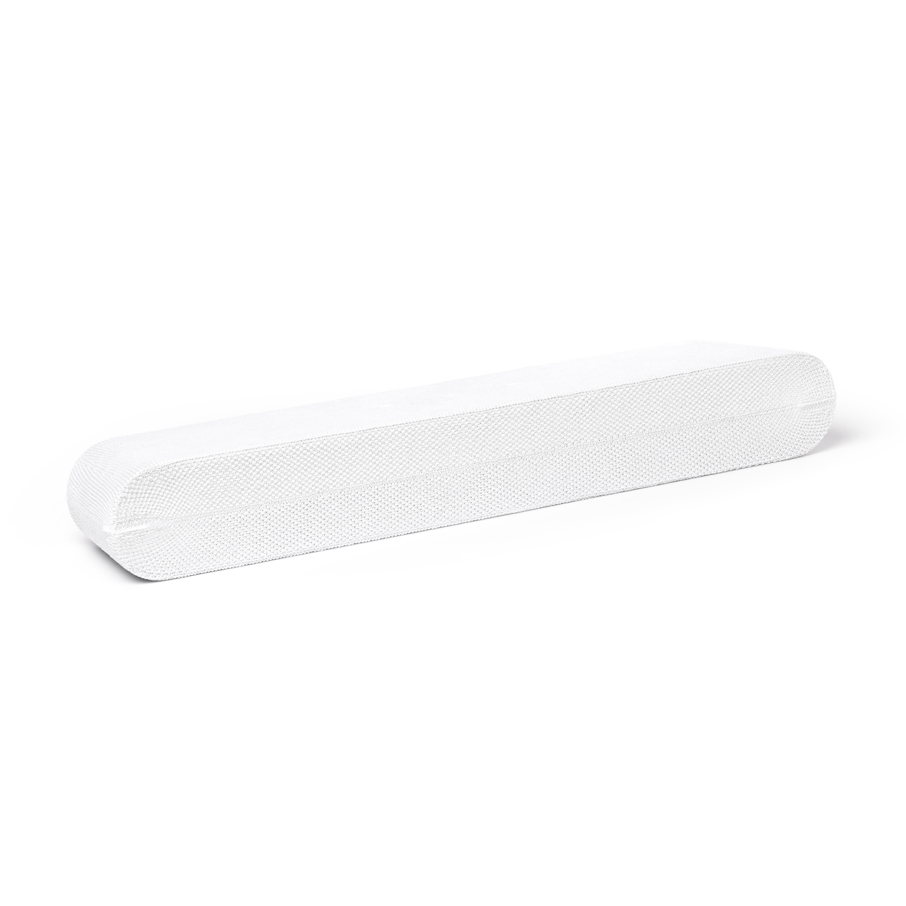 Une barre de son blanche et rectangulaire avec une texture en maille, posée horizontalement sur une surface blanche.