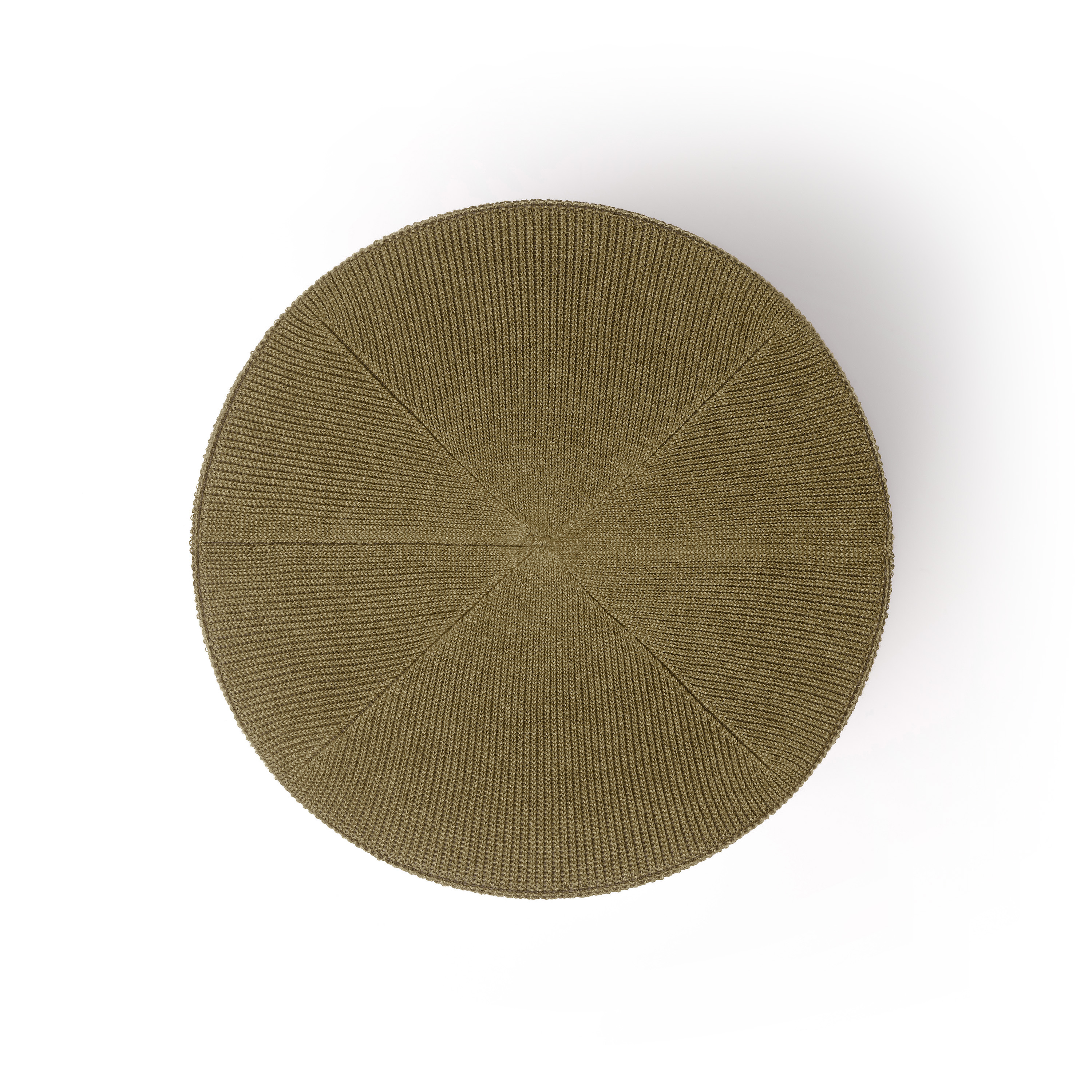 Vue de dessus d'un bonnet en tricot de couleur beige, de forme circulaire avec un point central.