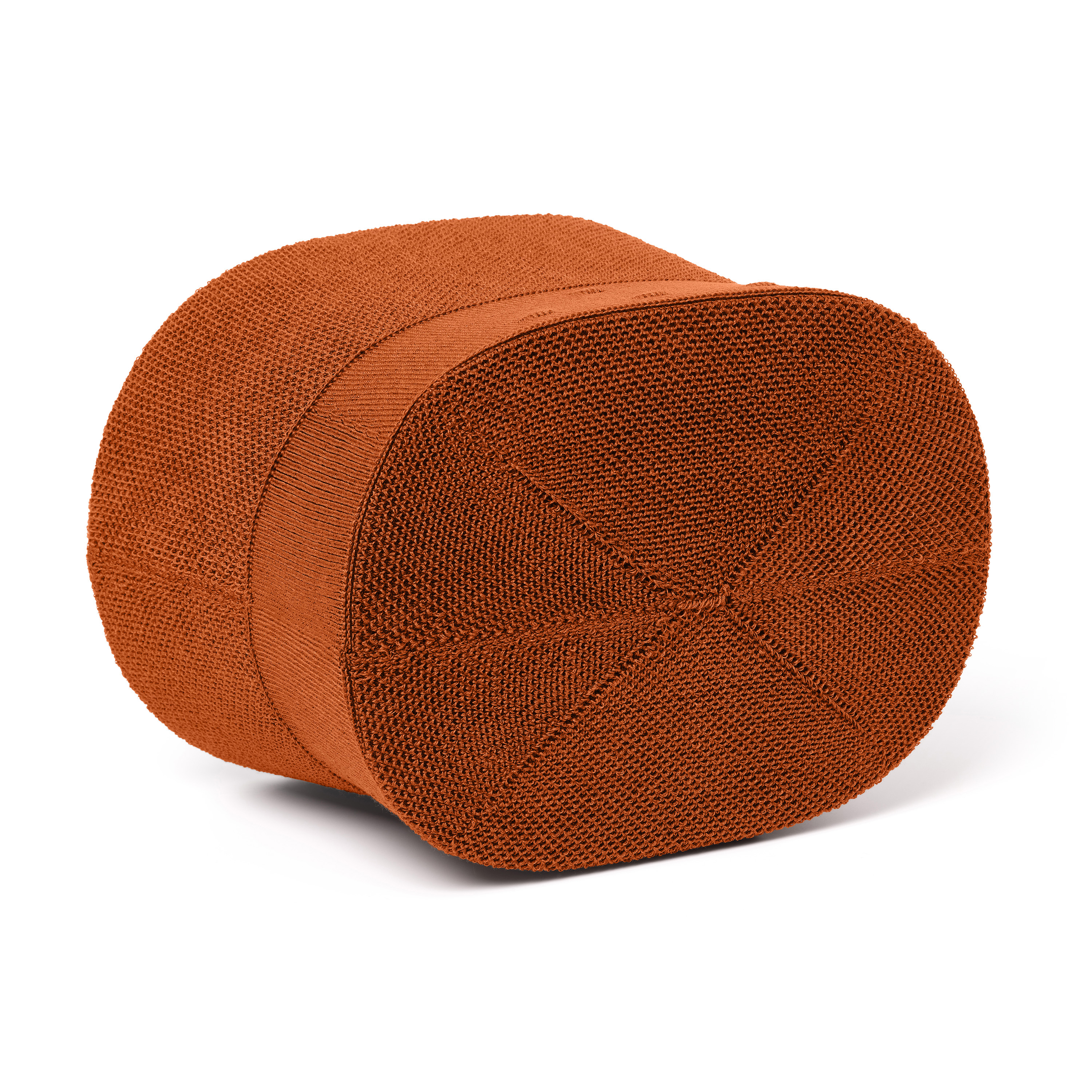 Een oranje, cilindrisch object dat op zijn kant ligt, met een getextureerd oppervlak.