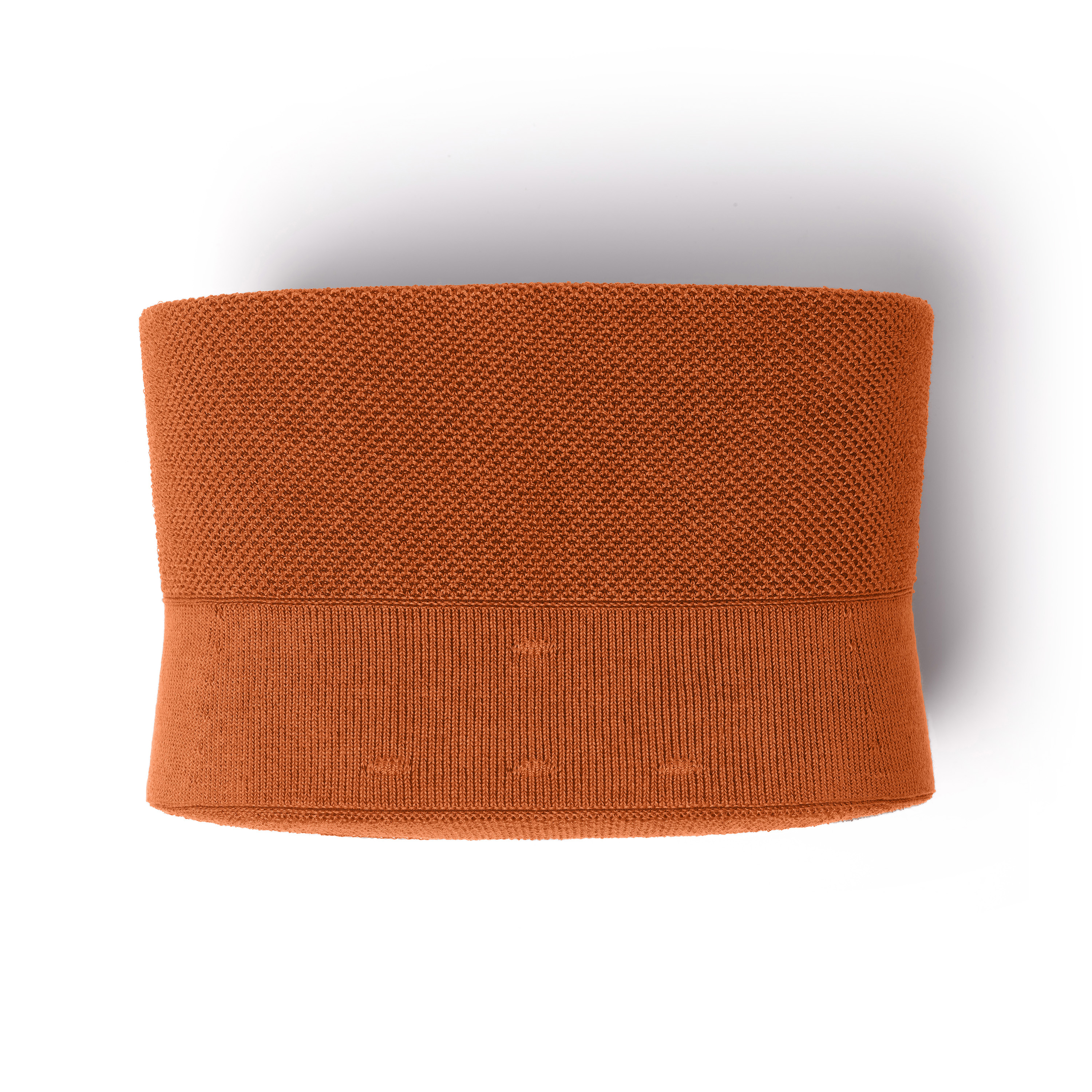 Oranje gebreide stof, een brede band met een getextureerd oppervlak, op een witte achtergrond.