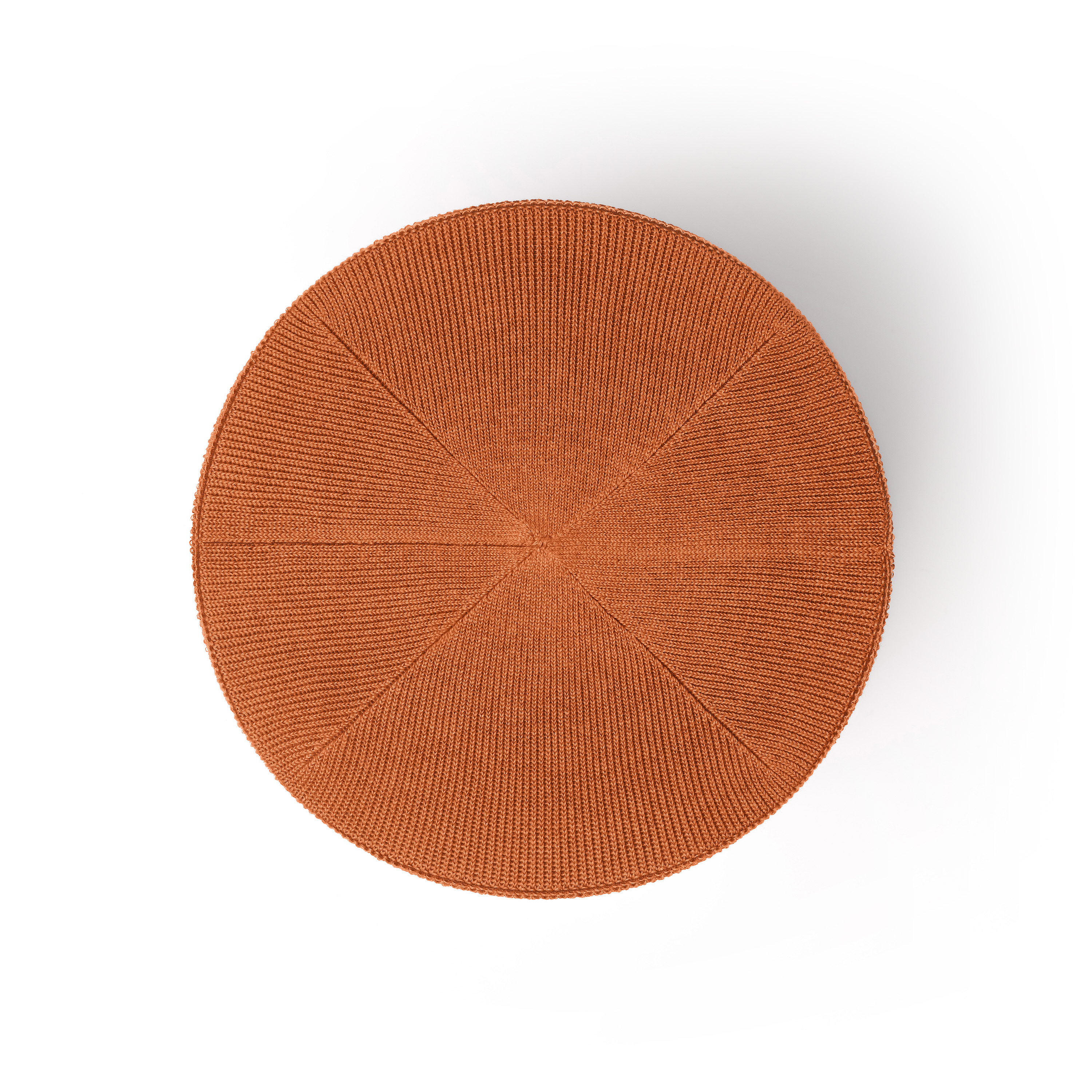 Vue de dessus d'un bonnet en tricot orange sur fond blanc.