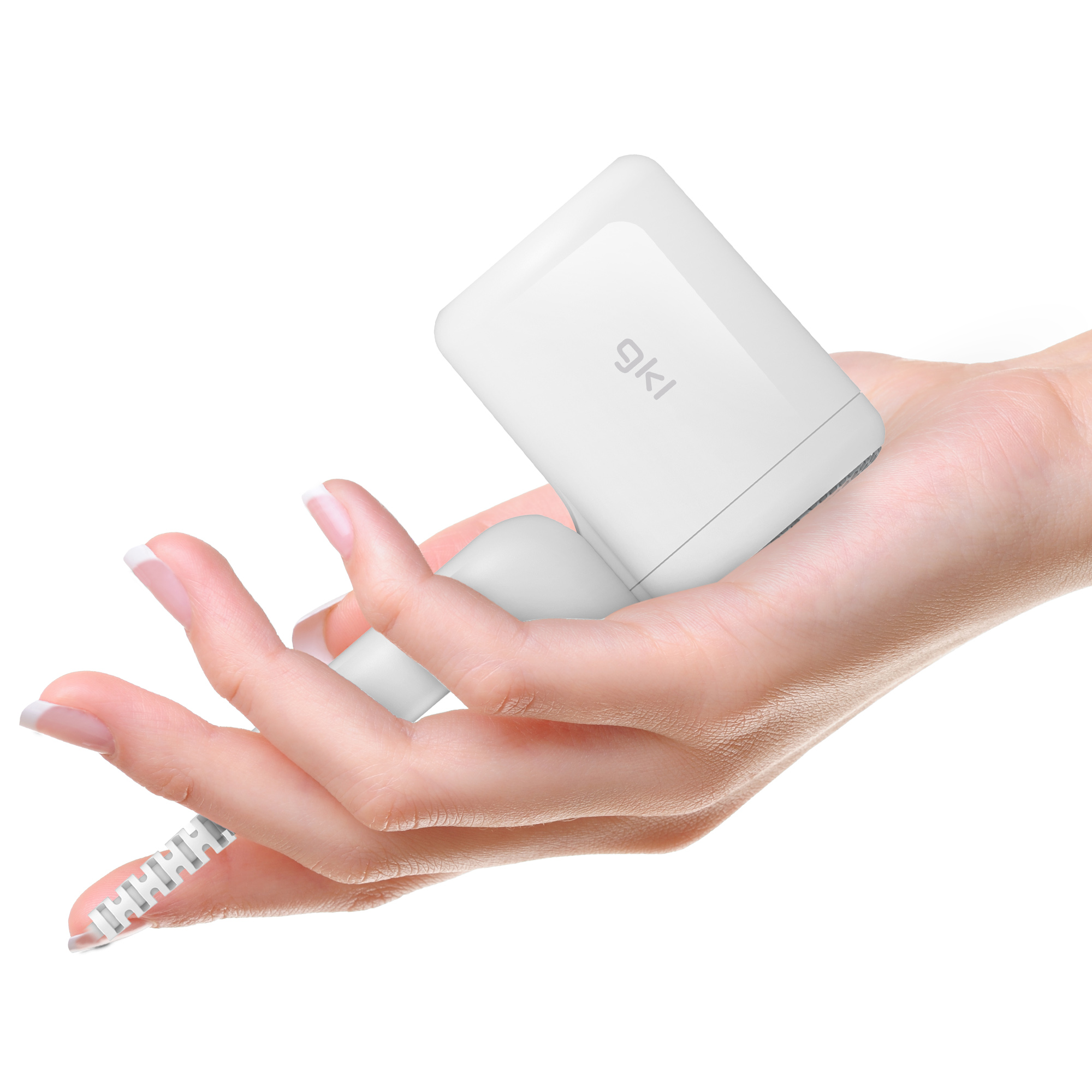 Una mano sosteniendo una lima de uñas eléctrica blanca. Otras uñas visibles.