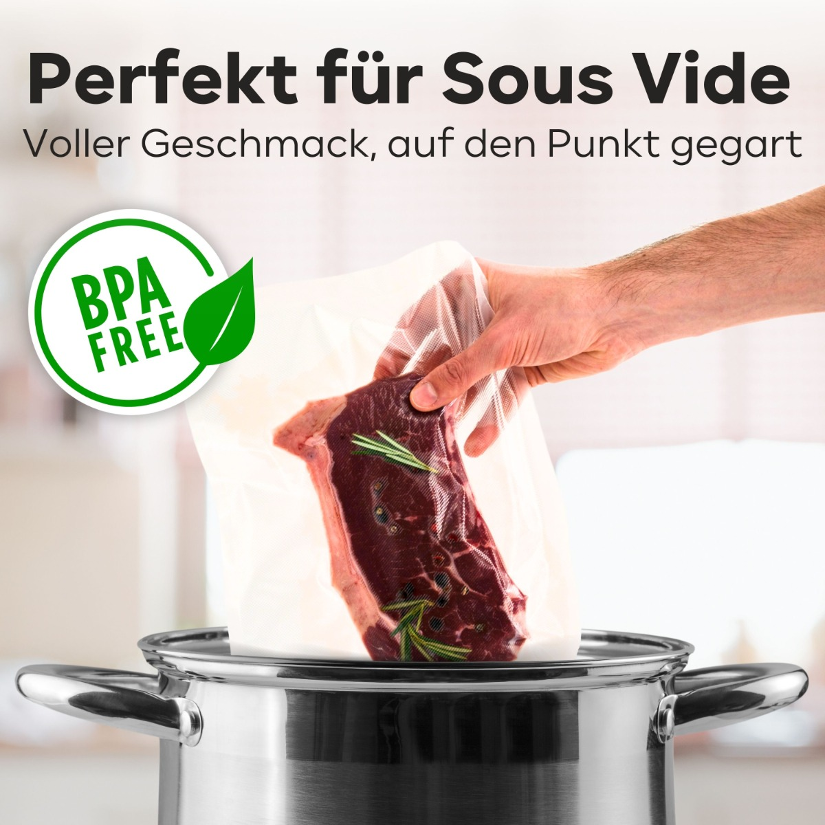 Ein Steak in einem durchsichtigen Vakuumbeutel, mit Kräutern, in einem Topf, mit einem BPA-freien Etikett.