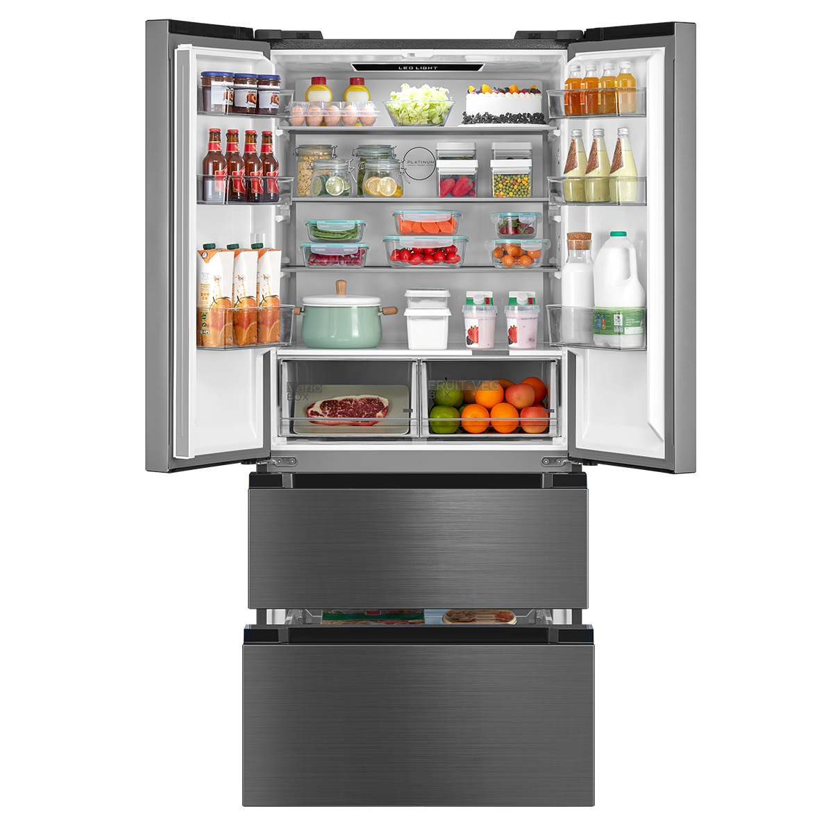 Open koelkast met planken vol eten en laden eronder.