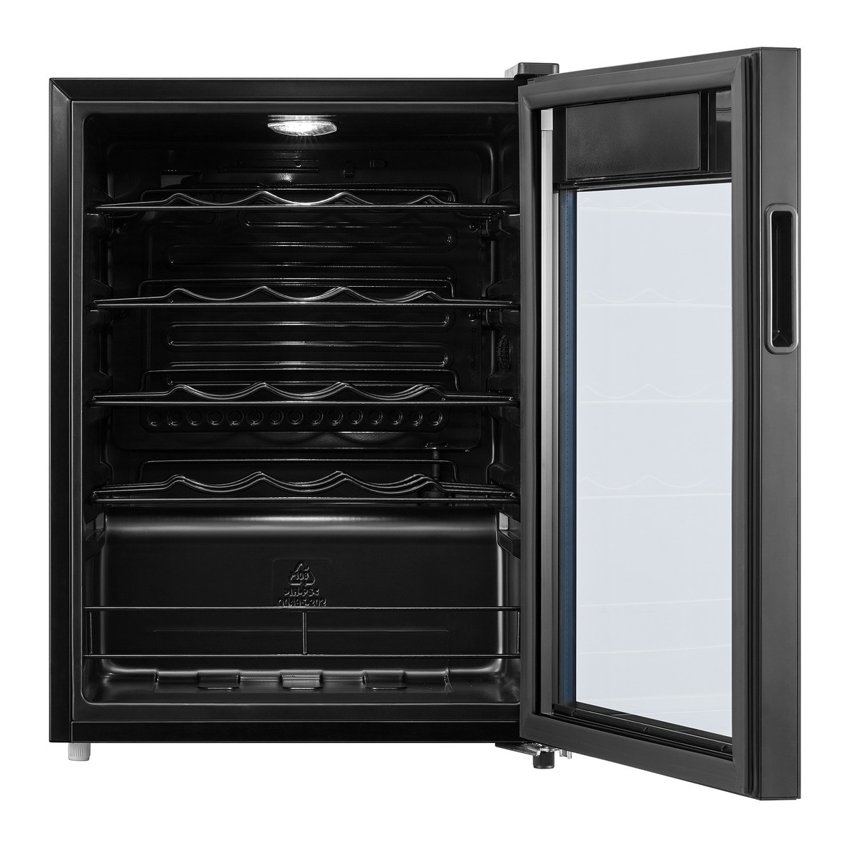 Enfriador de vino negro con la puerta abierta, mostrando estantes e iluminación interior.