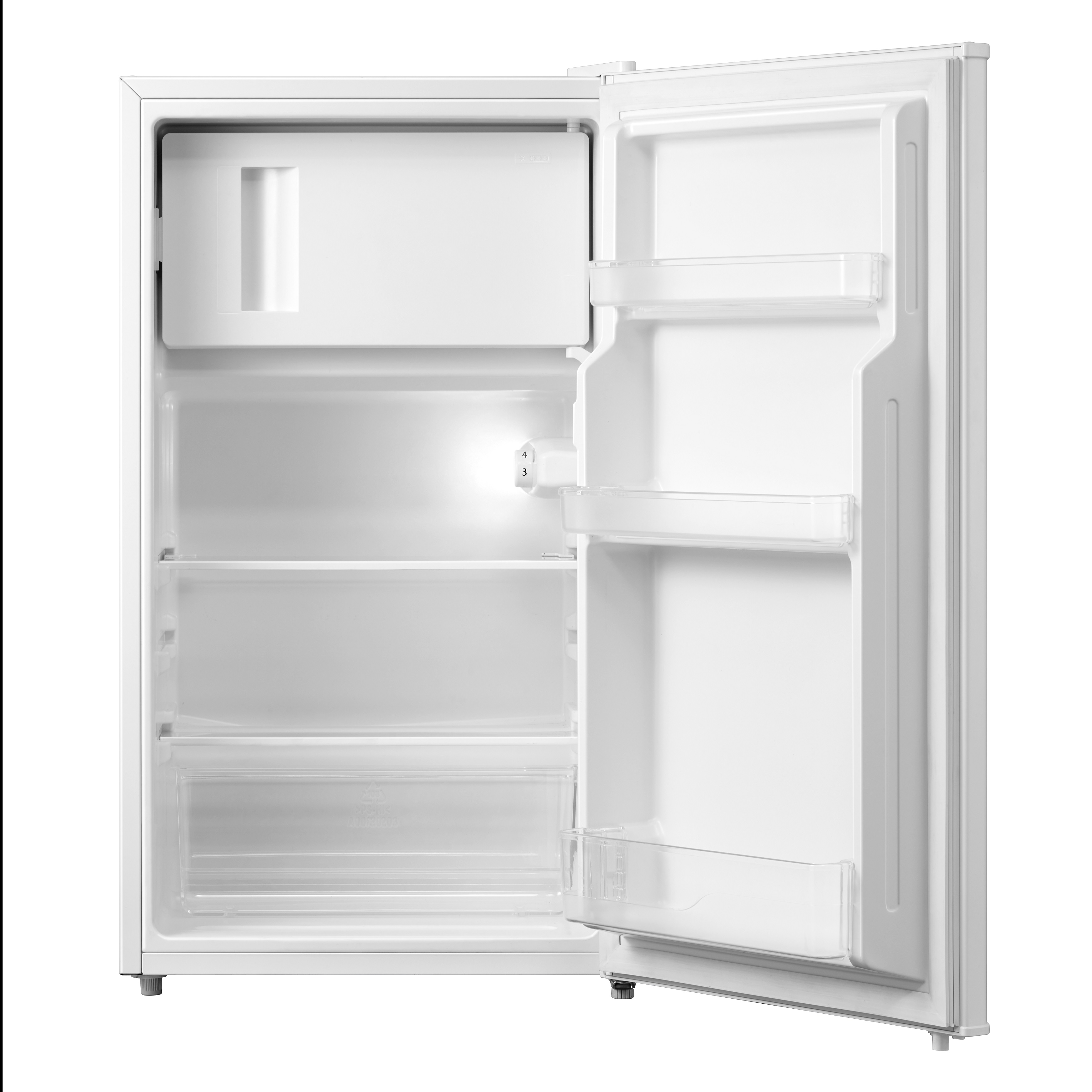 Witte mini-koelkast met open deur, met planken en interieur.