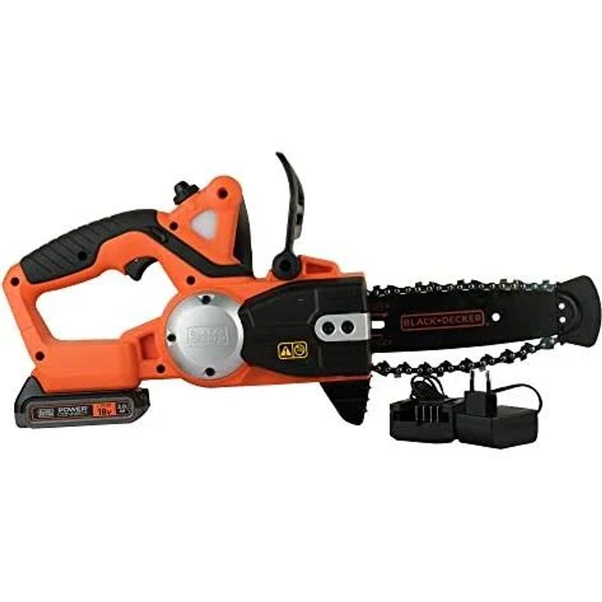 Pomarańczowa i czarna piła łańcuchowa BLACK+DECKER. Bateria i ładowarka w zestawie. Izolowana na białym tle.