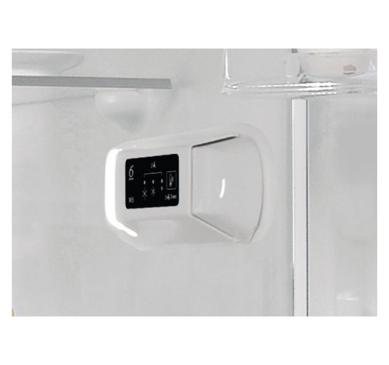 Zbliżenie wnętrza lodówki pokazujące panel sterowania z wyświetlaczem. Panel jest biały, z cyfrowym wyświetlaczem.