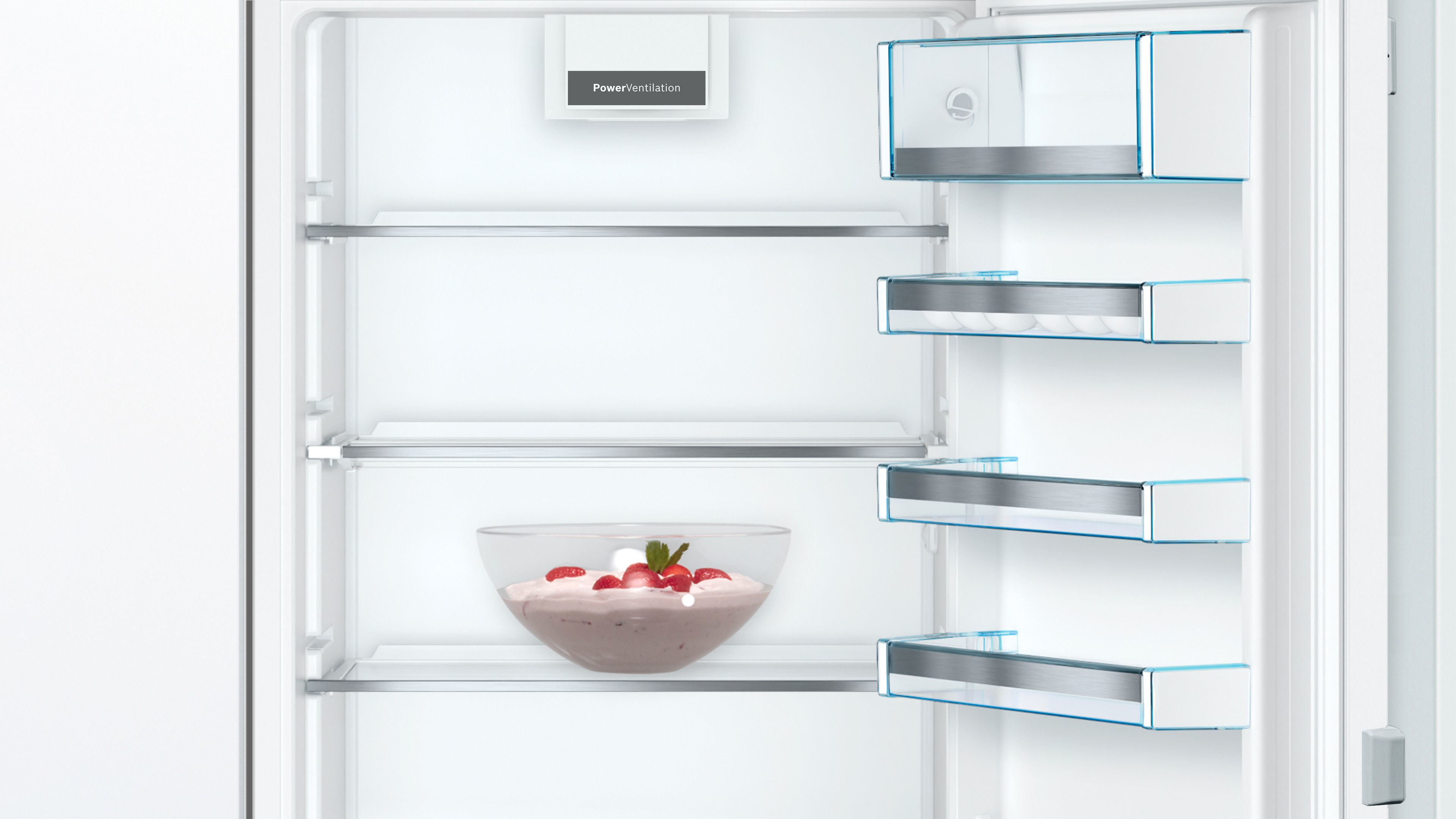 Interior de frigorífico con estantes, cajones y alimentos. Interior blanco.
