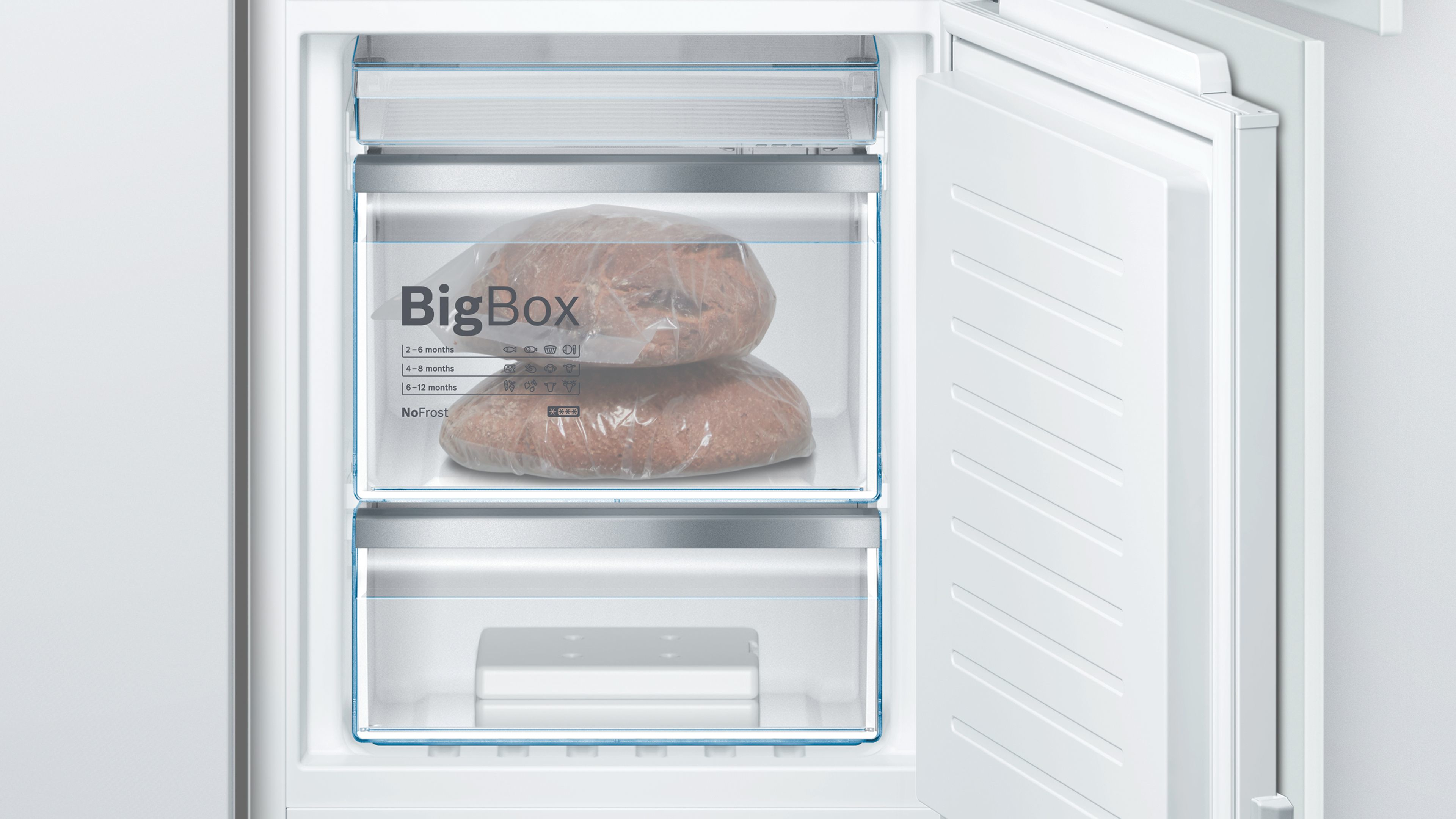 Interior de una nevera que muestra alimentos congelados en recipientes transparentes, fondo blanco.