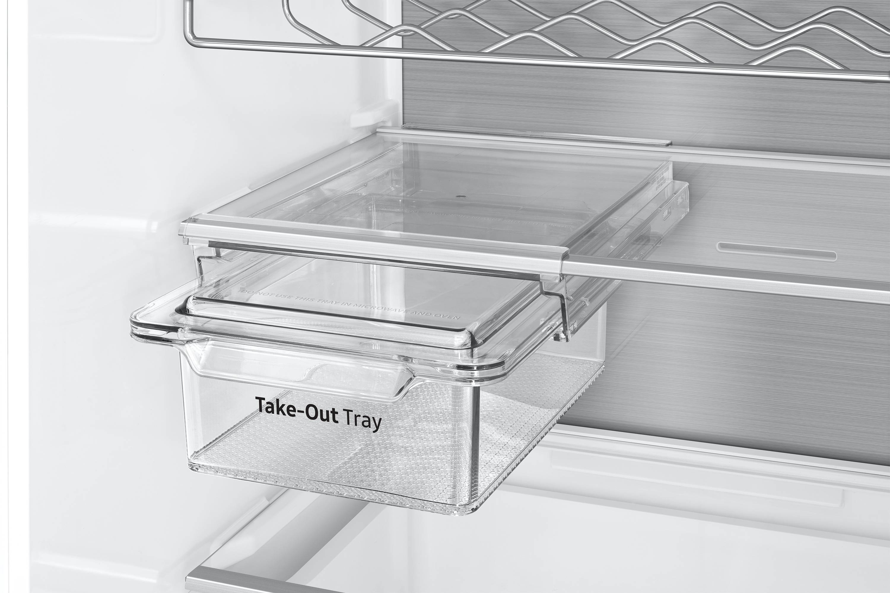 Interno del frigorifero con Take-Out Tray. Contenitori trasparenti. Interno argentato.
