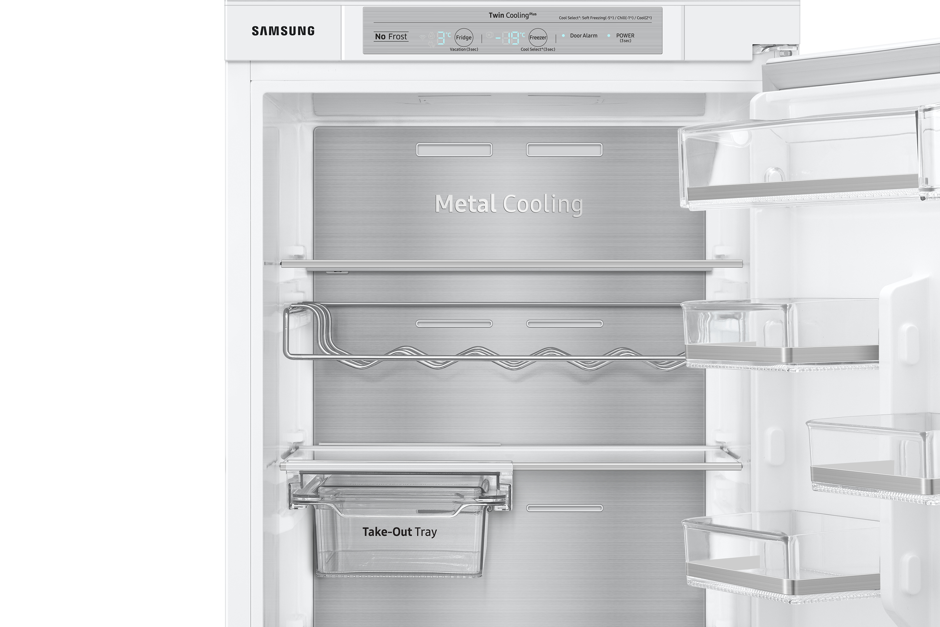 Interno frigorifero Samsung bianco aperto. Piastra di raffreddamento metallica e ripiani trasparenti.