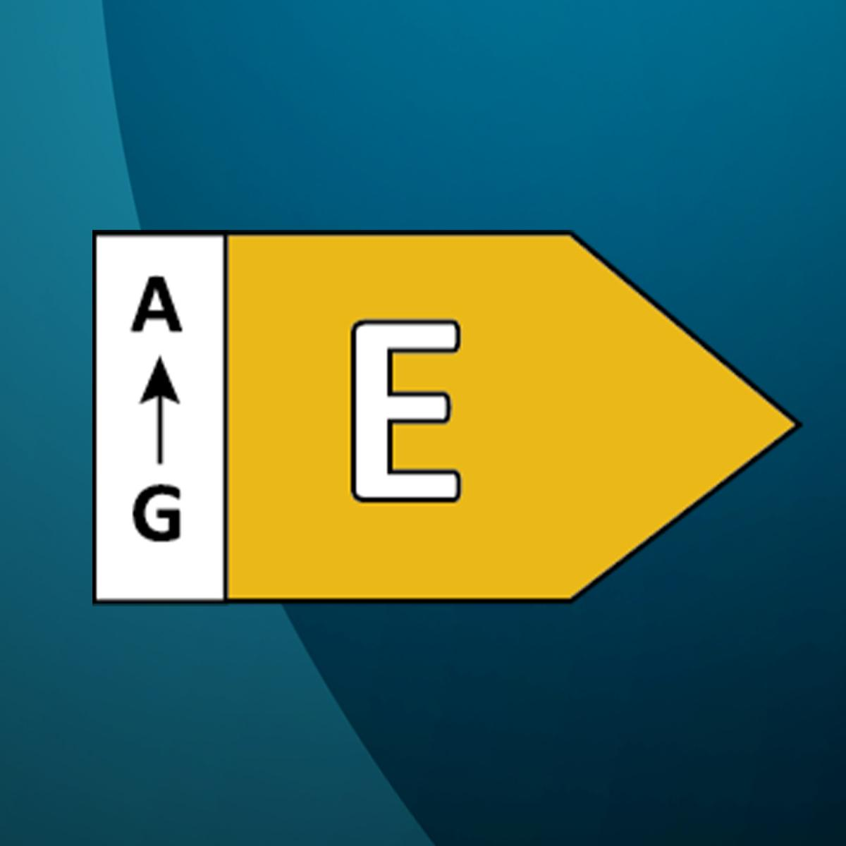 Etykieta energetyczna z żółtą strzałką wskazującą klasę efektywności energetycznej E. Niebieskie tło.