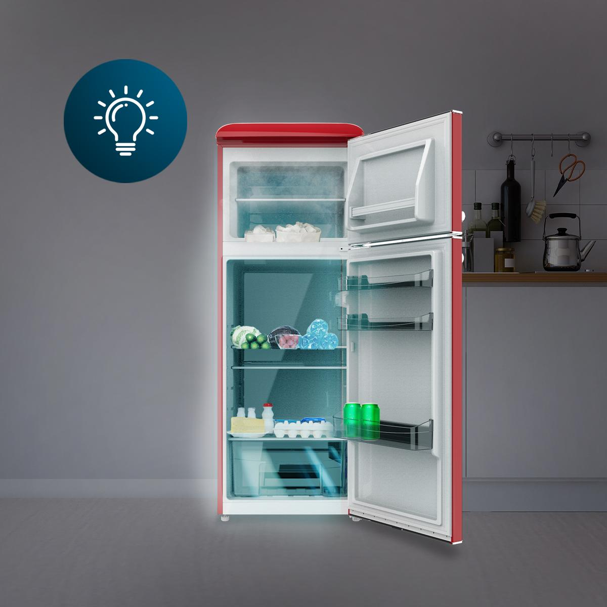 Czerwona lodówka z otwartymi drzwiami, pokazująca półki z jedzeniem. Wnętrze oświetlone.