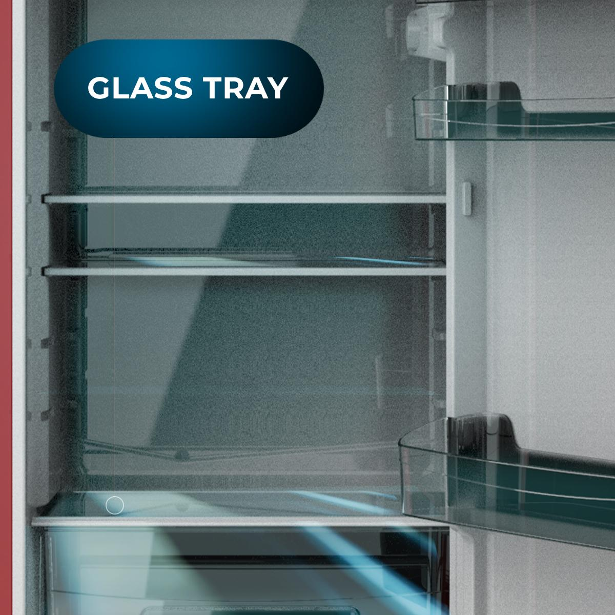 Wnętrze lodówki z szklanymi półkami. Etykieta 'Glass Tray'. Szuflady do przechowywania.