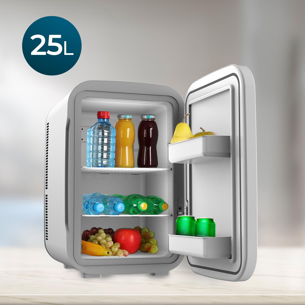 Un piccolo frigorifero con la porta aperta, che mostra bottiglie, frutta e bevande all'interno. Etichetta 25L.