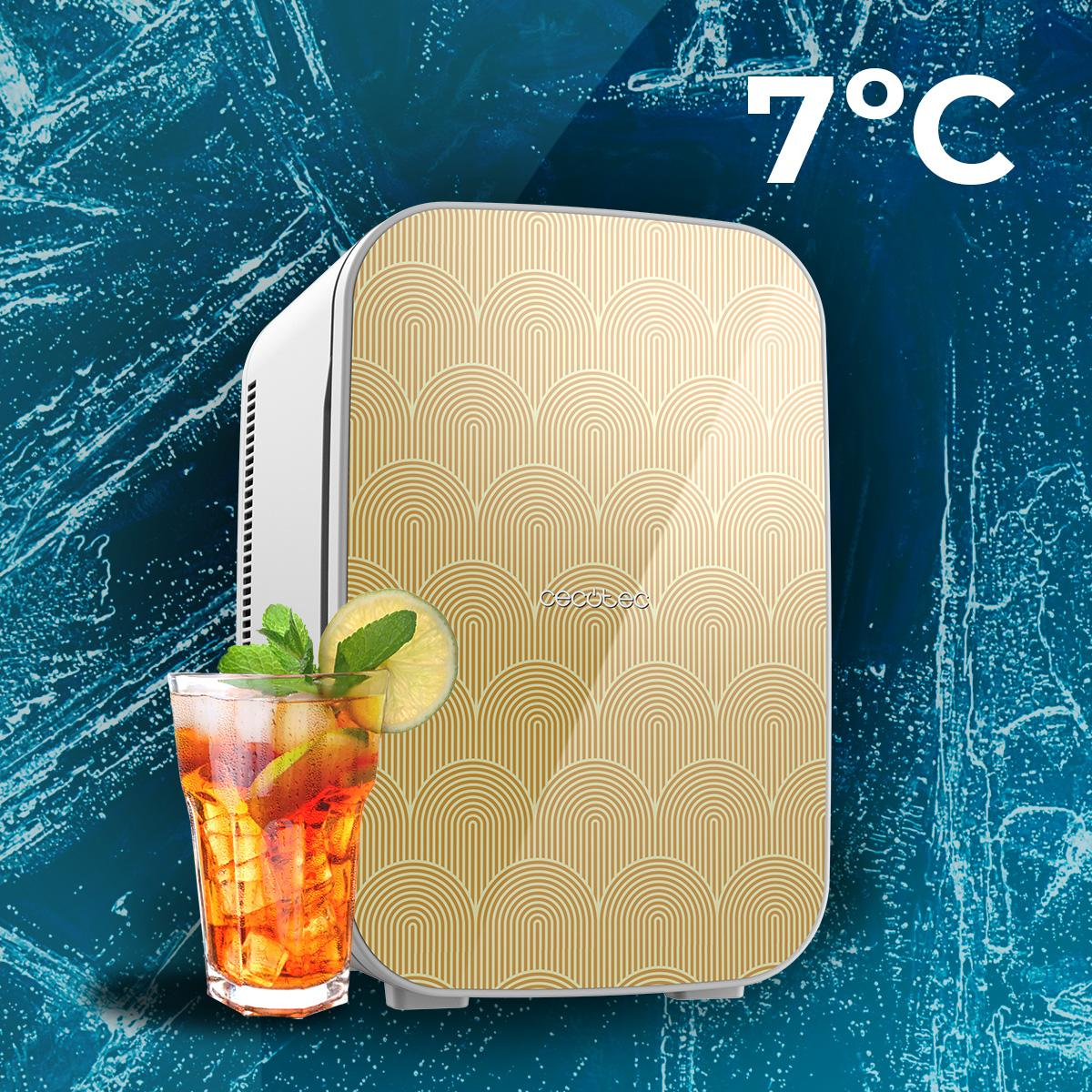 Un mini frigo dal design dorato, un bicchiere di tè freddo con limone e menta.