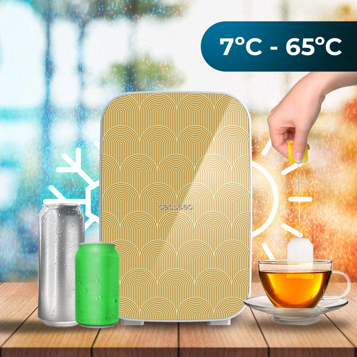 Mini frigo con bevande e tè. Ha un motivo giallo. Una mano tiene una bustina di tè.