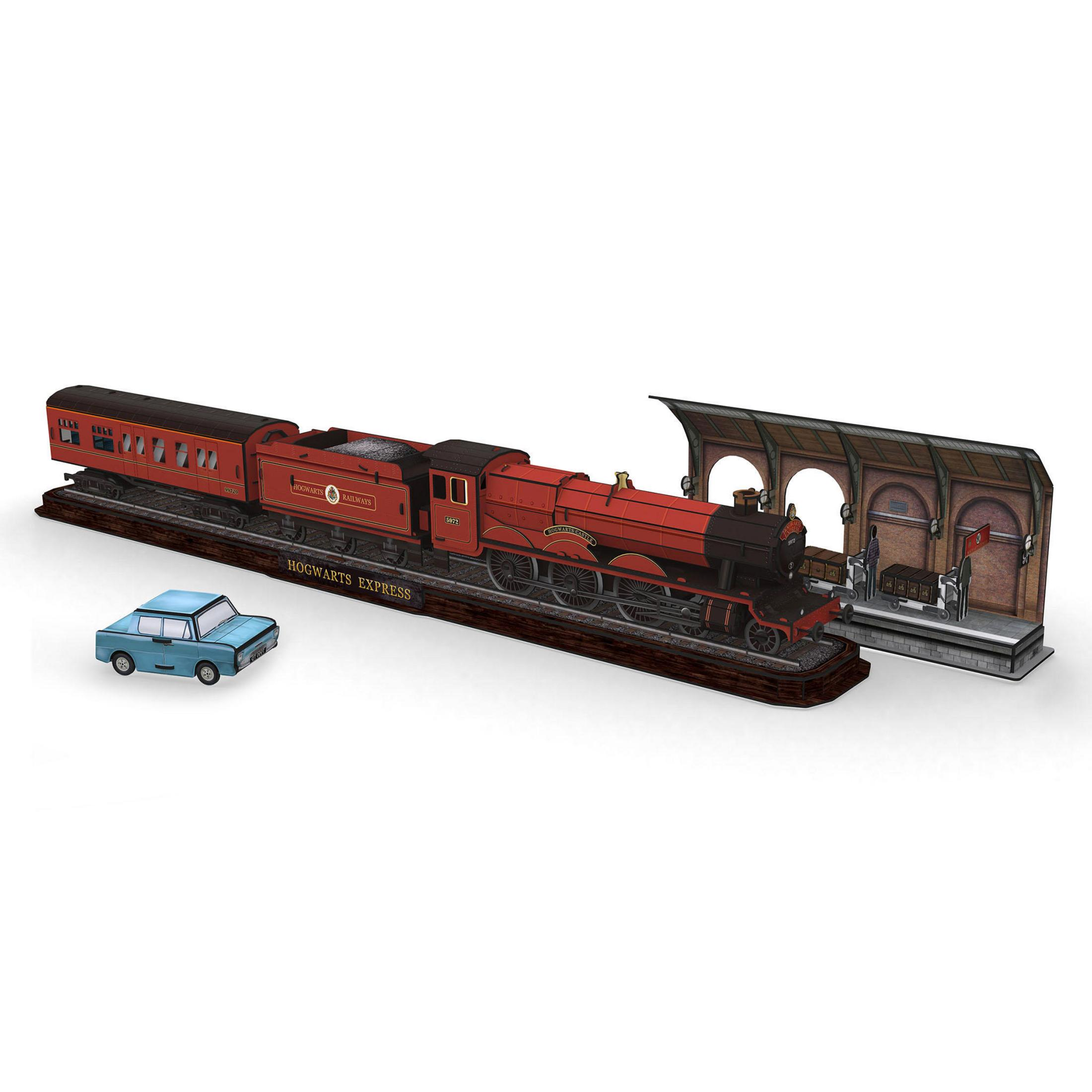 Modello dell'Hogwarts Express. Un treno e una stazione modello della serie di Harry Potter. È presente anche un'auto blu.
