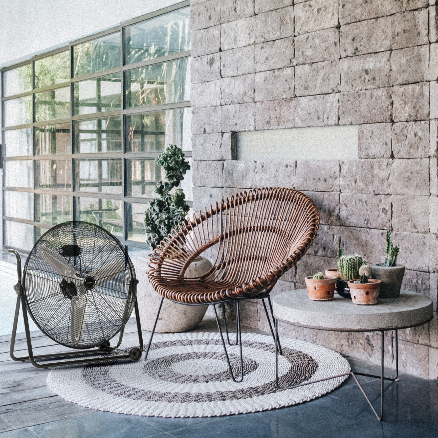 Una escena de patio con un ventilador, una silla, una mesa pequeña y plantas.