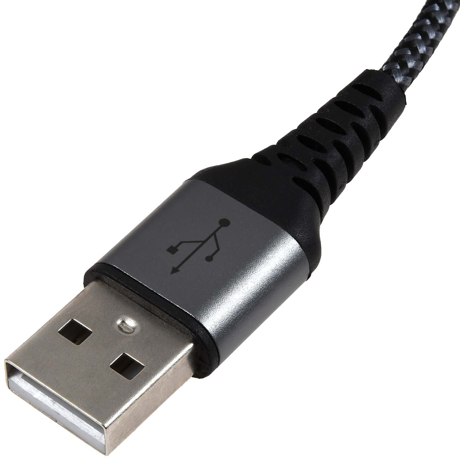 Gros plan d'un câble USB avec connecteur USB-A. Il est noir et gris.