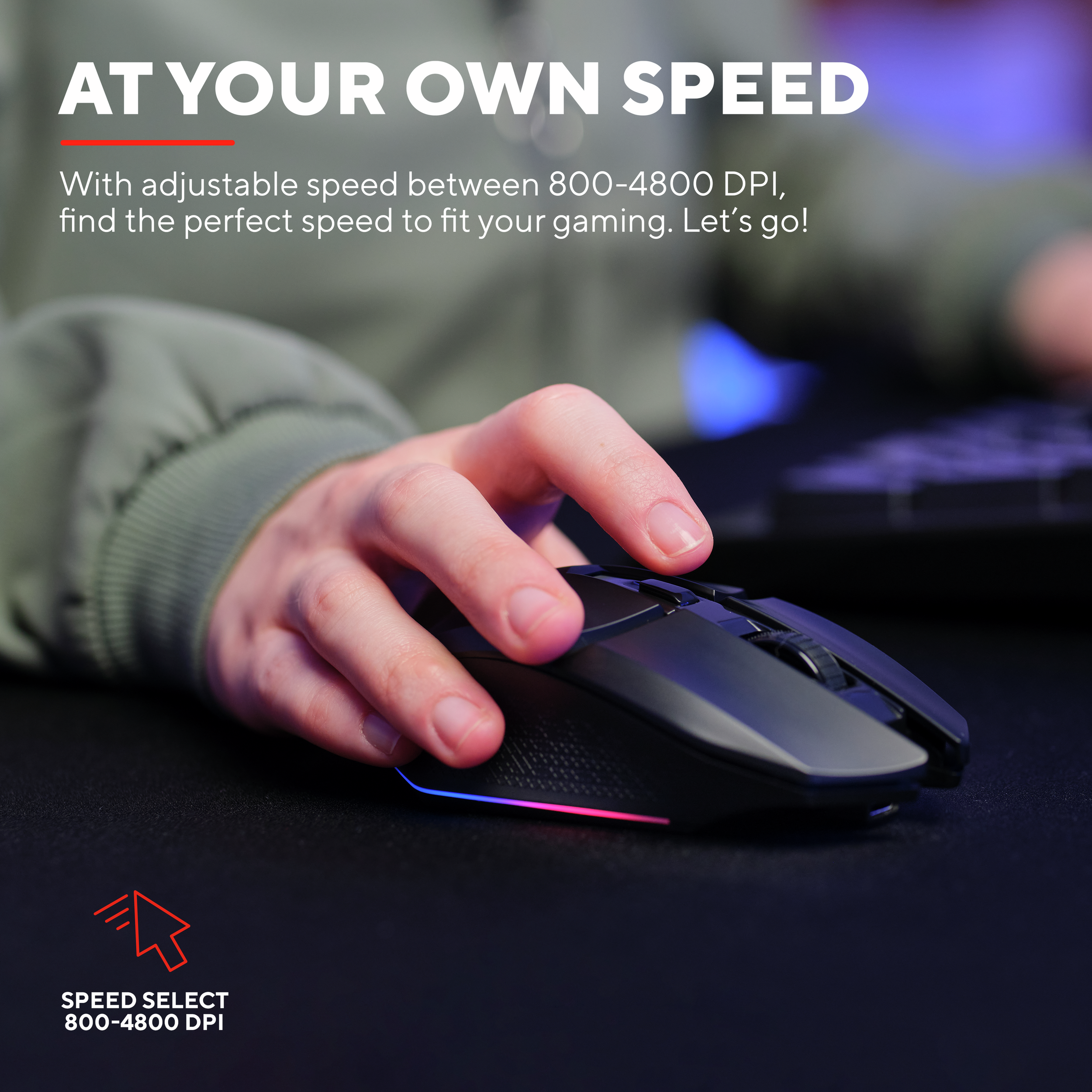 Une main utilise une souris de jeu noire. La souris a un éclairage RGB. Le texte mentionne les paramètres DPI.