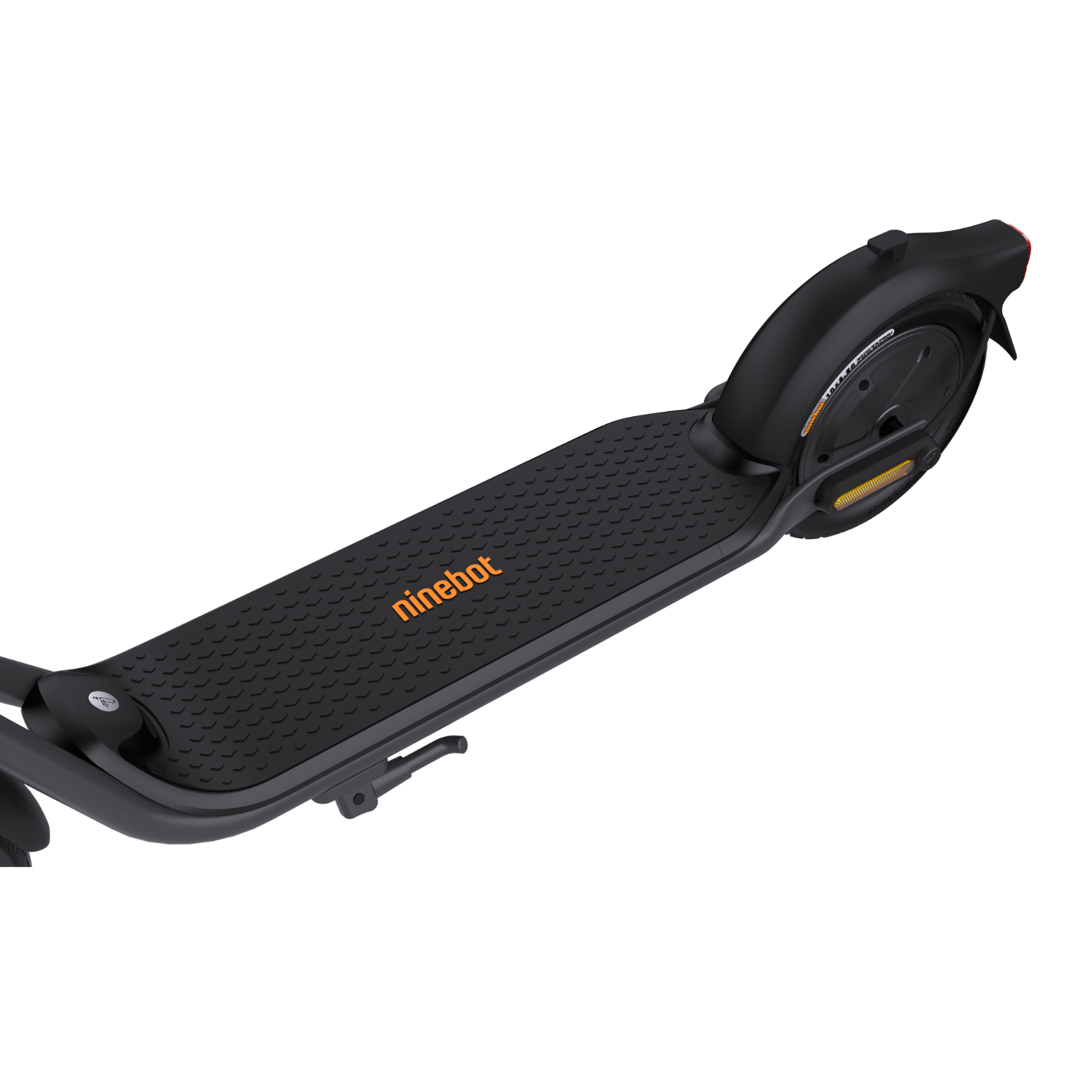 Schwarzes Elektro-Scooter-Deck mit dem Ninebot-Logo. Hinterrad sichtbar.