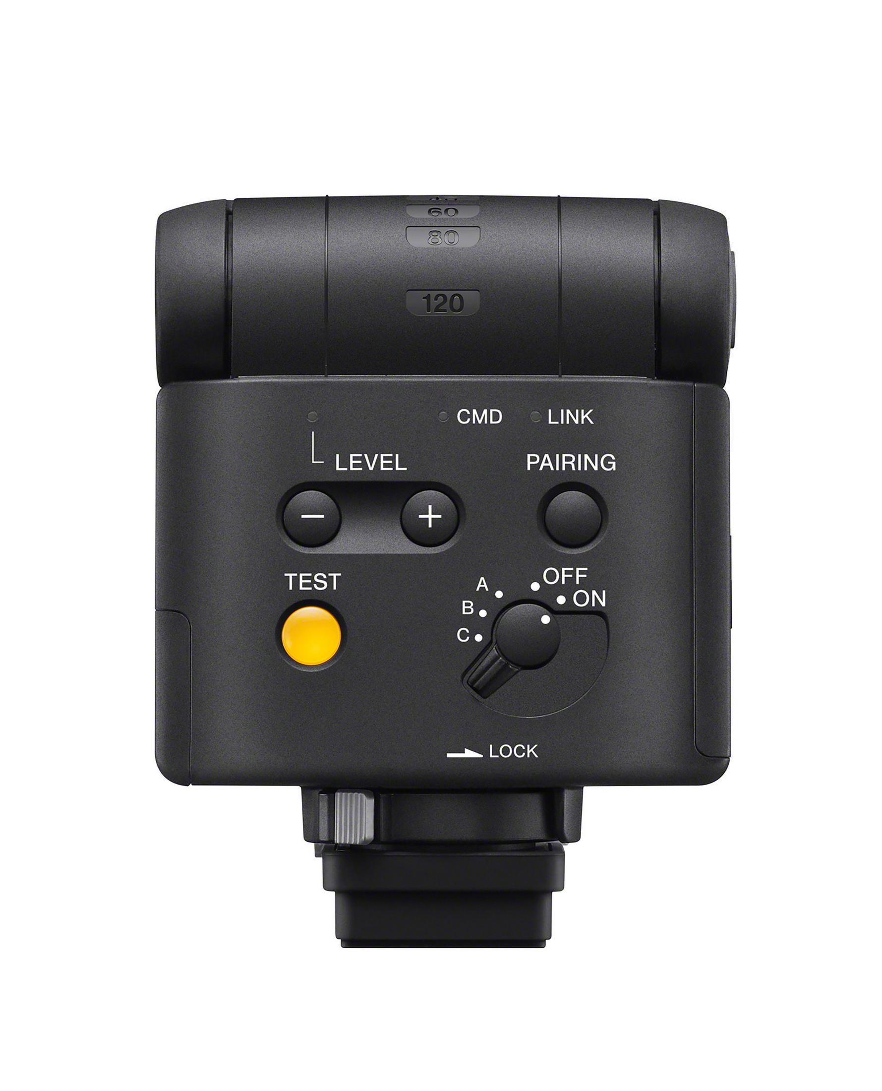 Flash della fotocamera nero con pulsanti, impostazioni e quadrante. Sfondo bianco. Primo piano.