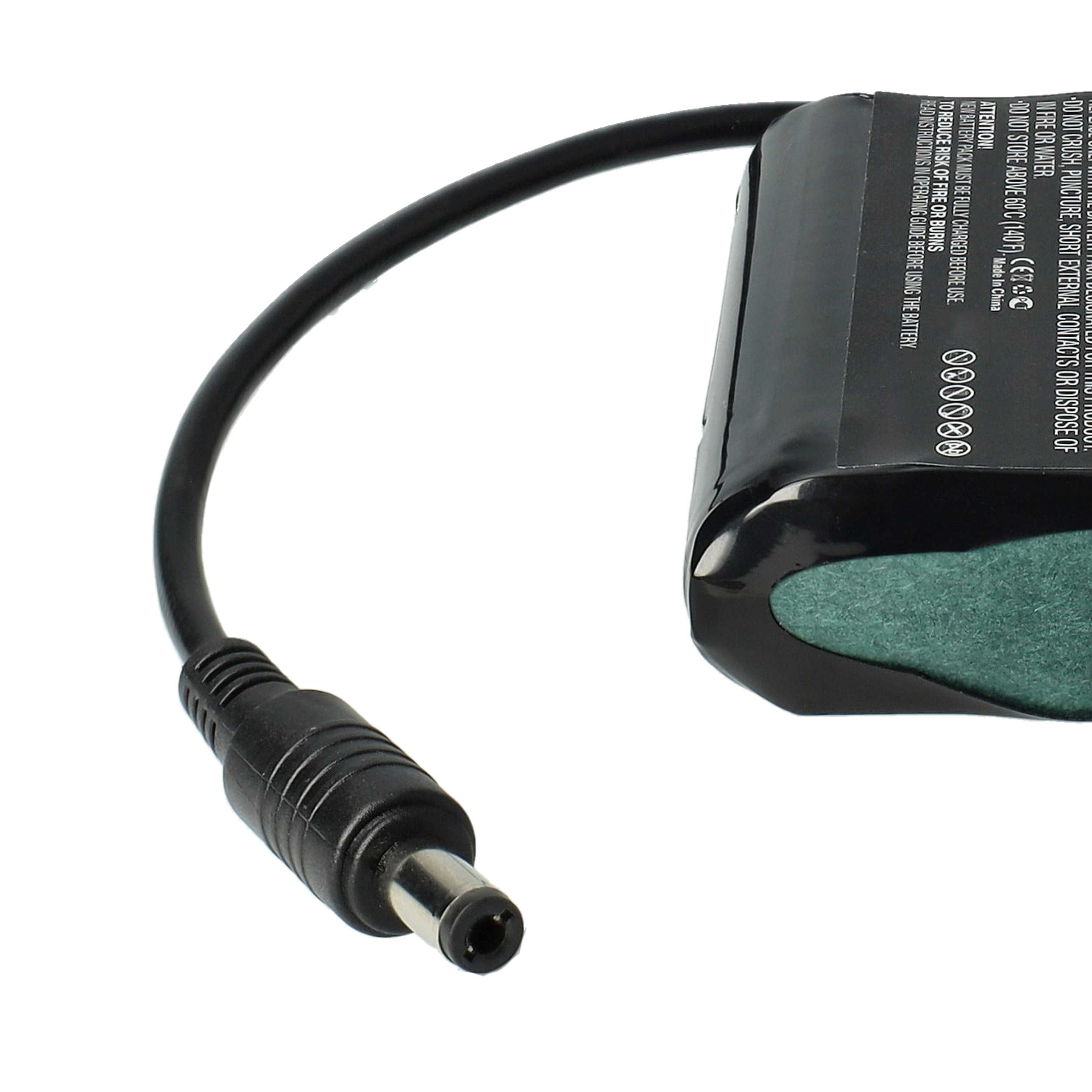 Eine schwarze Batterie mit schwarzem Kabel und Stecker, vor weißem Hintergrund.