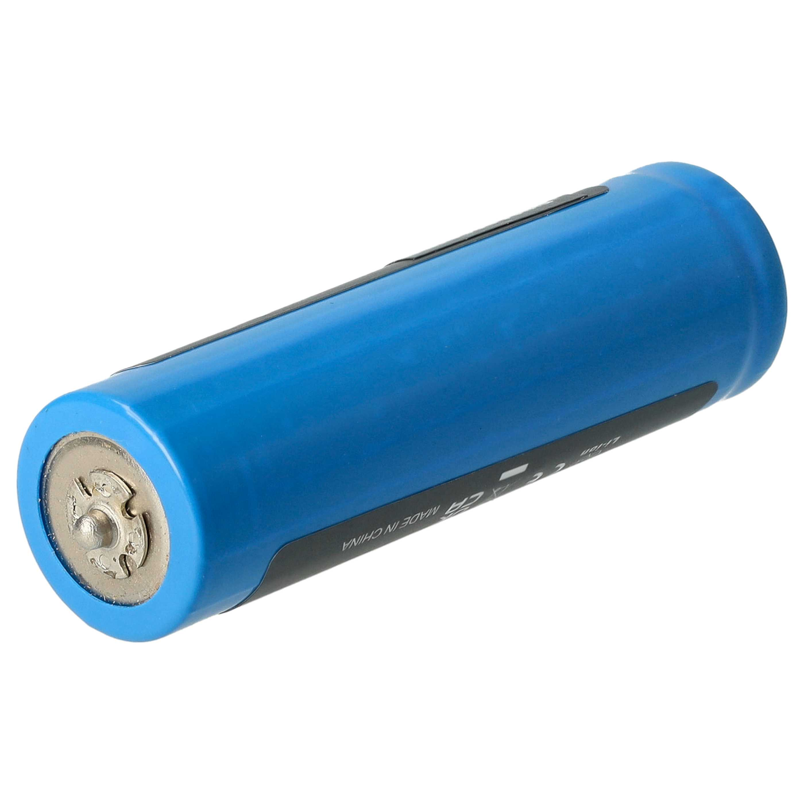 Blaue Batteriezelle mit metallischem Ende. Schwarzes Etikett um die Mitte.