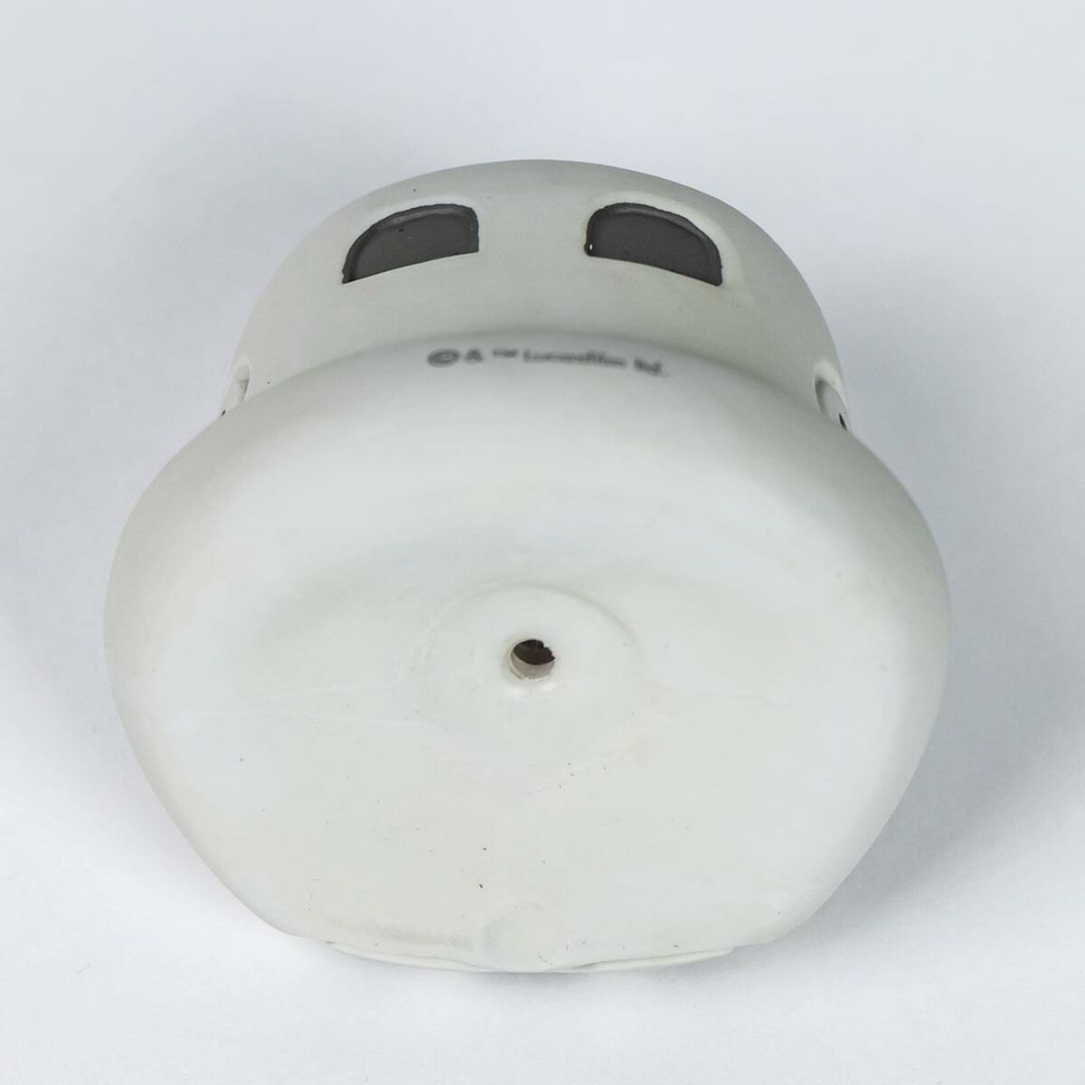 Un casco bianco da Stormtrooper di Star Wars. Lo sfondo è bianco.