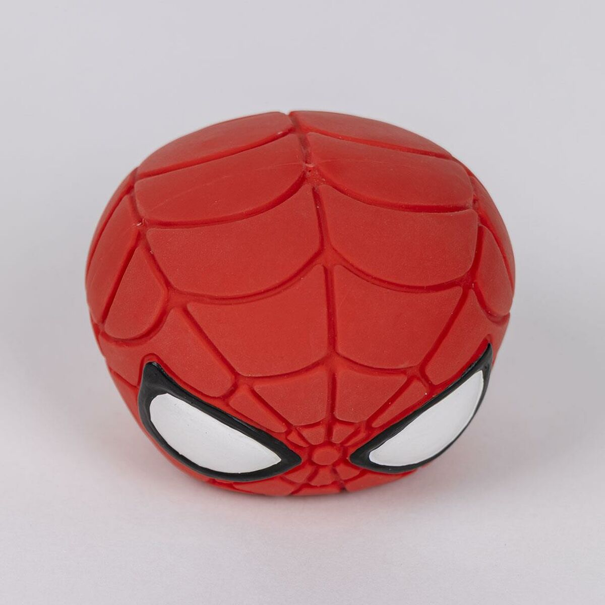 Palla rossa di Spider-Man con linee di ragnatela nere e occhi bianchi.
