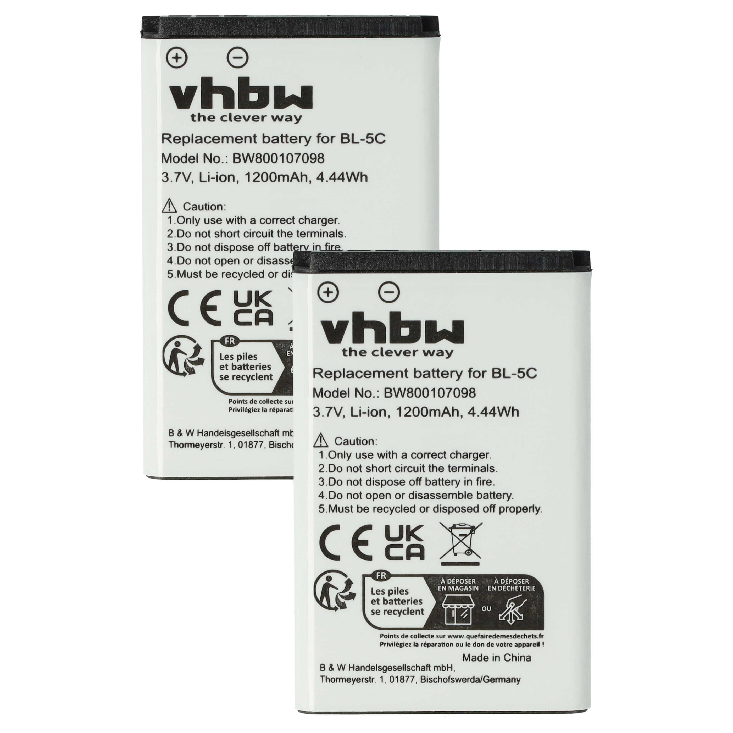 Zwei Batterien mit Text. Schwarz und Weiß. Der Text enthält Warnungen und ein Recyclingsymbol.