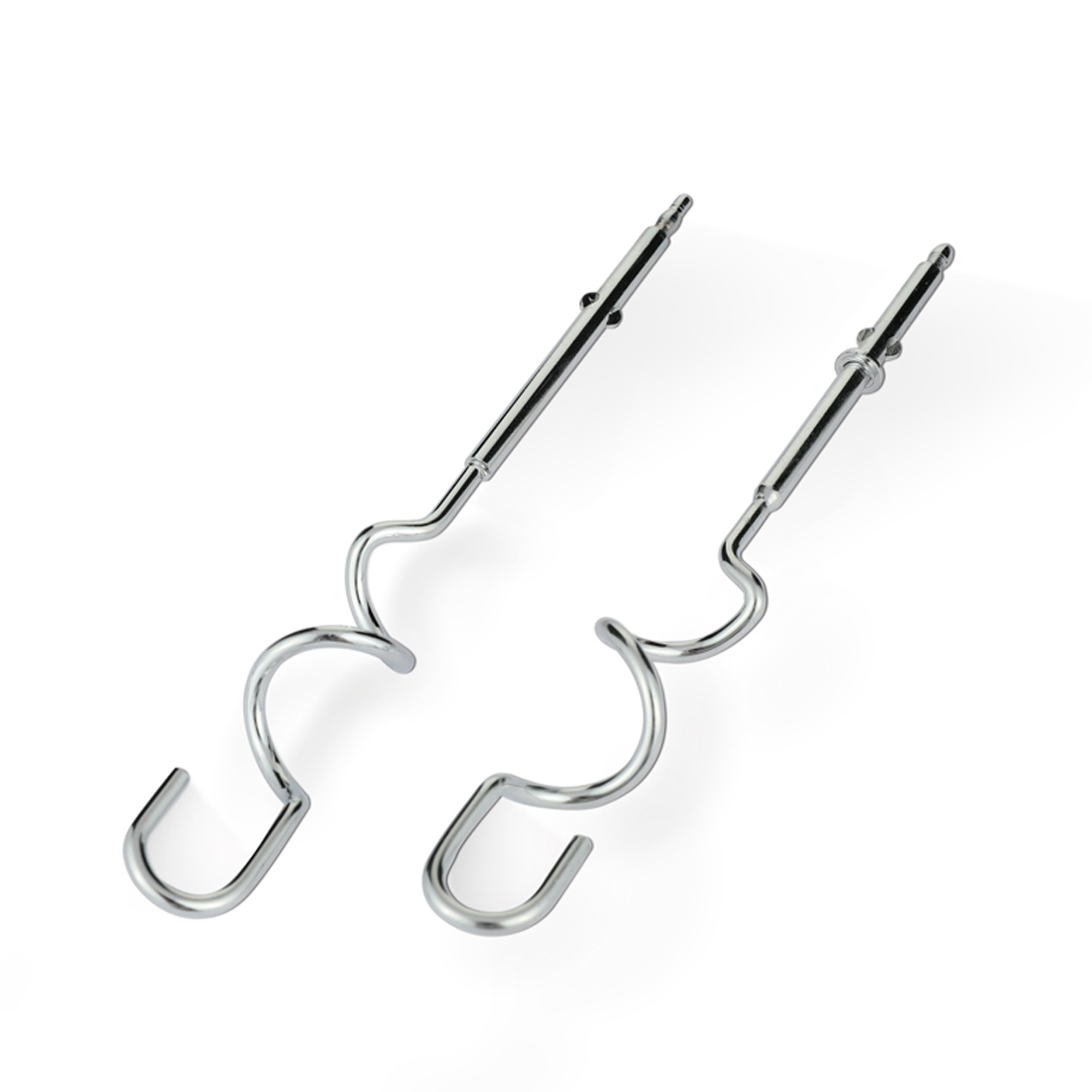 Due fruste metalliche per mixer, curve nella parte inferiore, isolate su una superficie bianca.