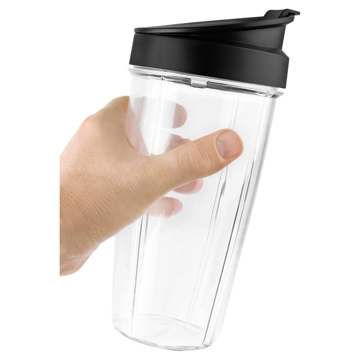 Mano sosteniendo una taza de plástico transparente con tapa negra.
