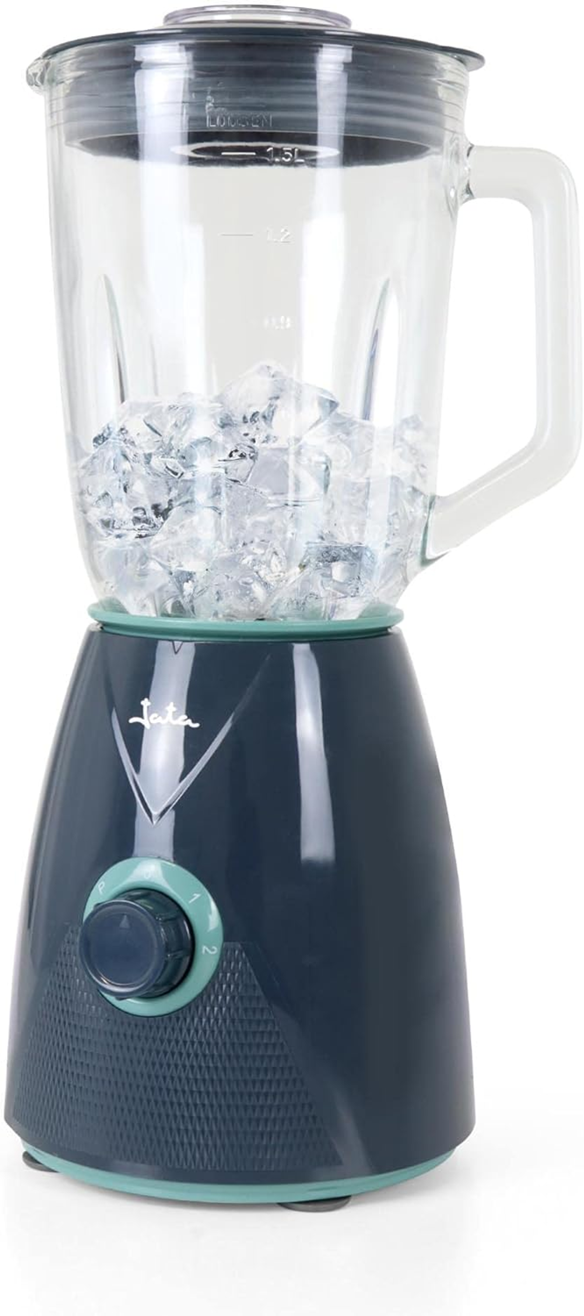 Una licuadora con cubitos de hielo. Tiene una base gris oscura y un vaso transparente.