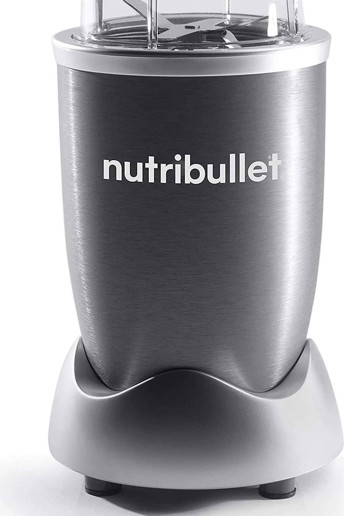 Srebrny blender Nutribullet z przezroczystym pojemnikiem i logo z przodu.