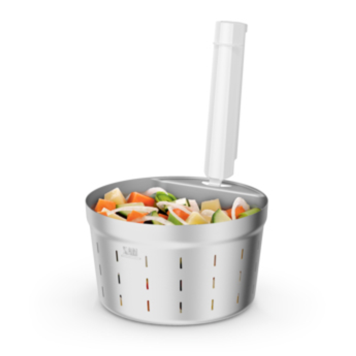 Cestello per vaporiere in metallo con verdure tagliate. Un manico bianco si estende dal centro del cestello.