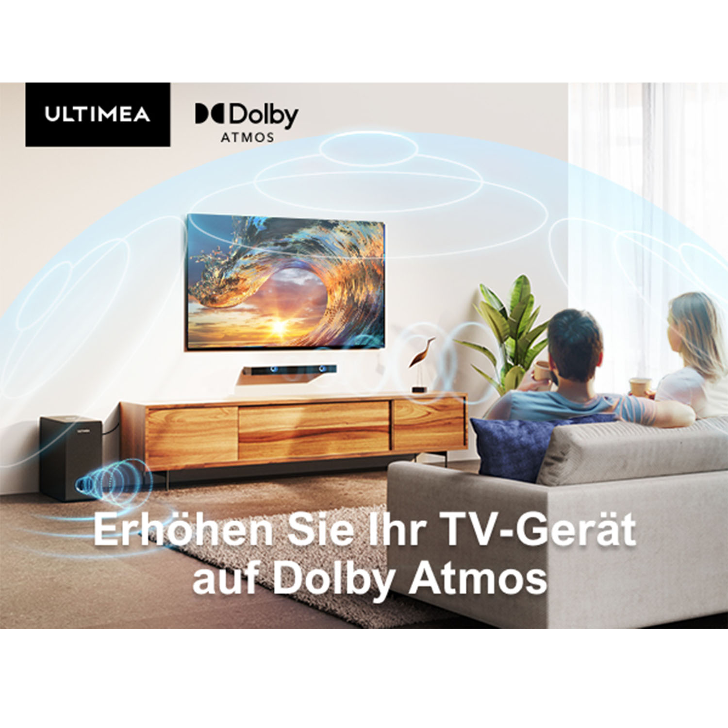 Wohnzimmer mit TV auf Holzschrank, Personen auf Sofa und Text: Erhöhen Sie Ihr TV-Gerät auf Dolby Atmos.