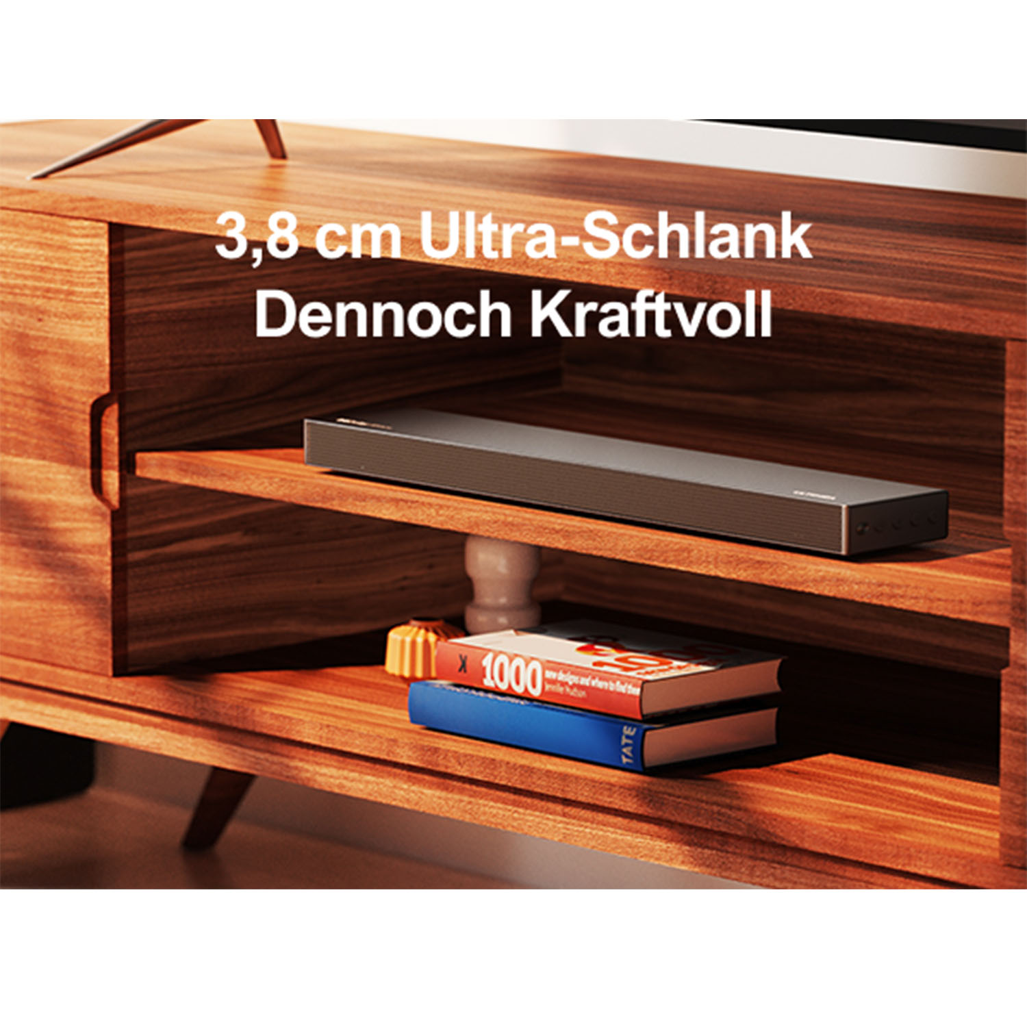 Ein Holz-TV-Ständer mit Soundbar, Büchern und Dekoration.