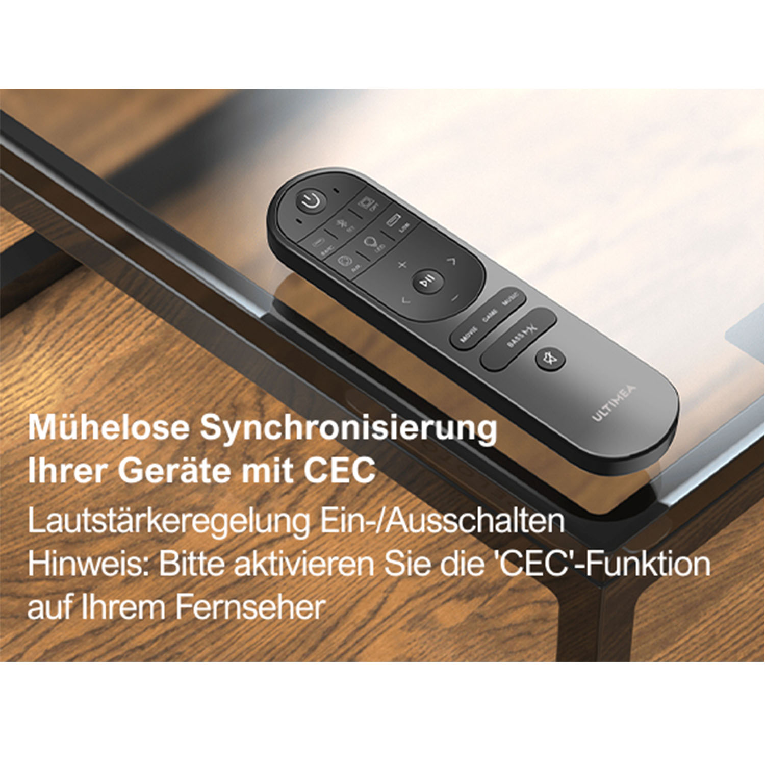 Schwarze Fernbedienung auf Glastisch. Text auf Deutsch zur Gerätesynchronisation und Funktionen ist sichtbar.