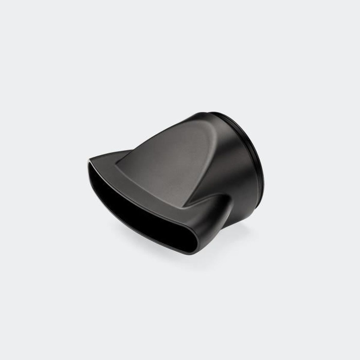 Czarna dysza suszarki do włosów na białej powierzchni. Dysza jest pod kątem.