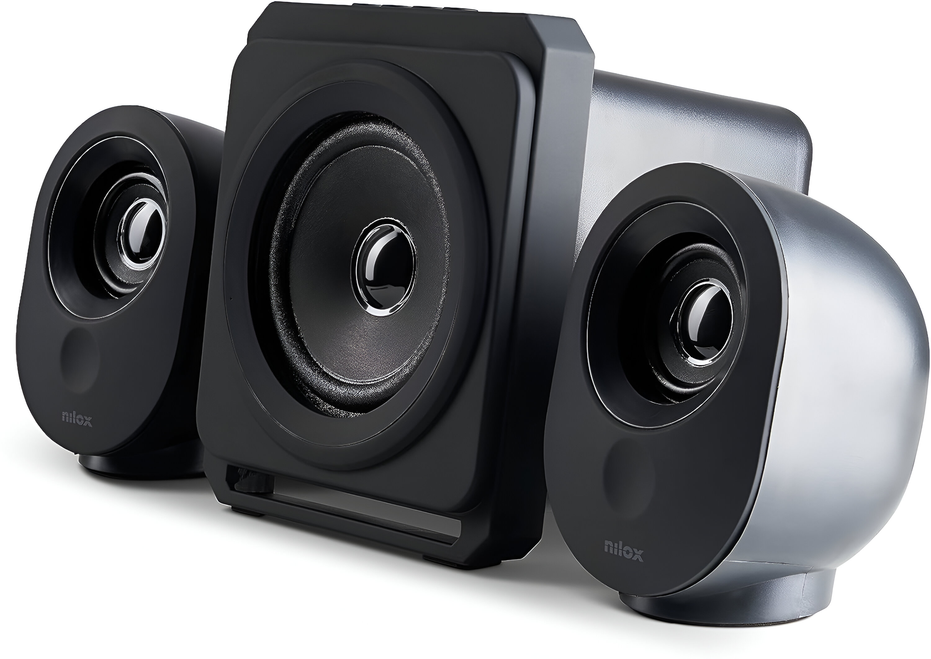 Tre altoparlanti Nilox neri, con un subwoofer centrale e due altoparlanti satellitari, su bianco.