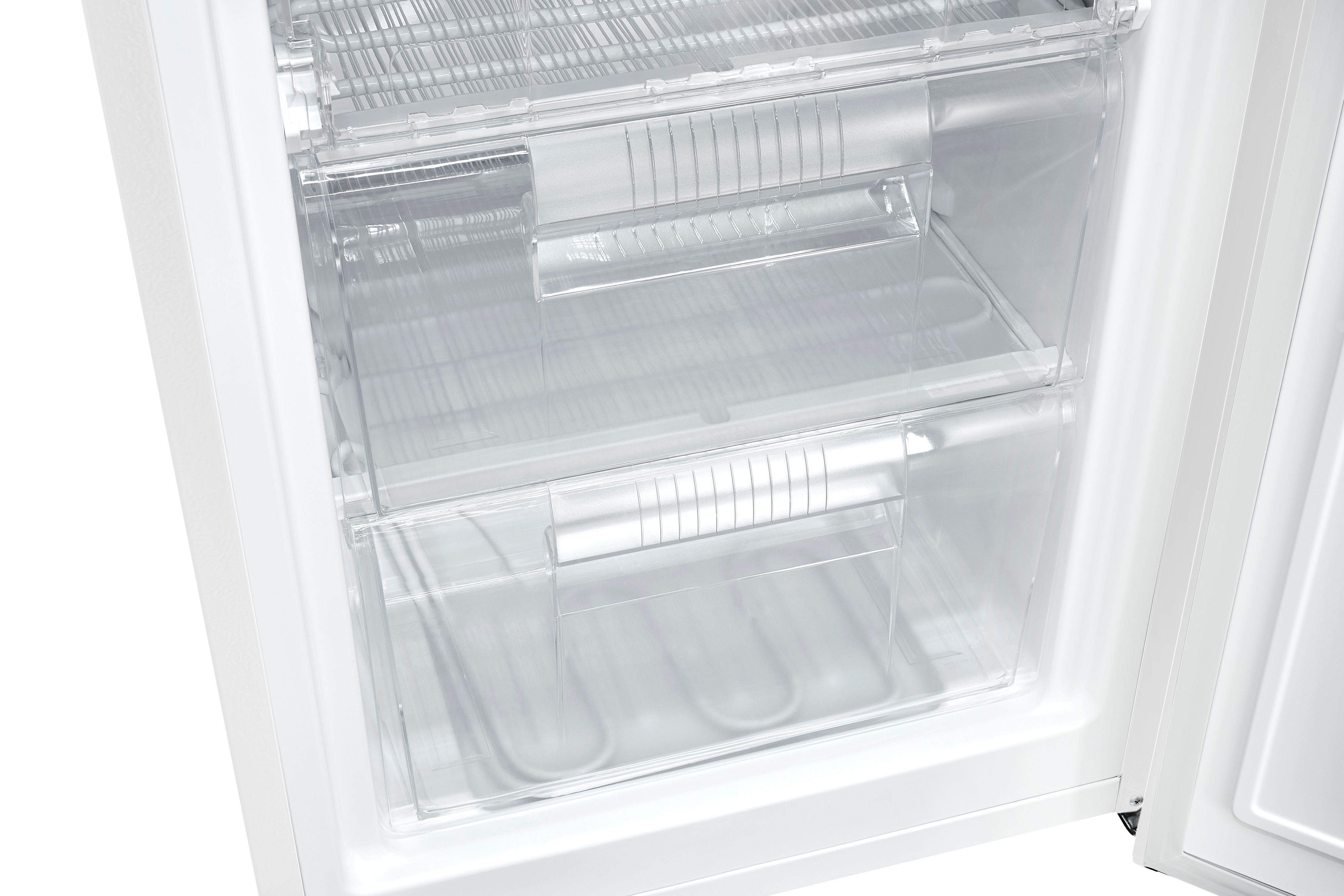Interior de un refrigerador blanco. Dos cajones transparentes son visibles.