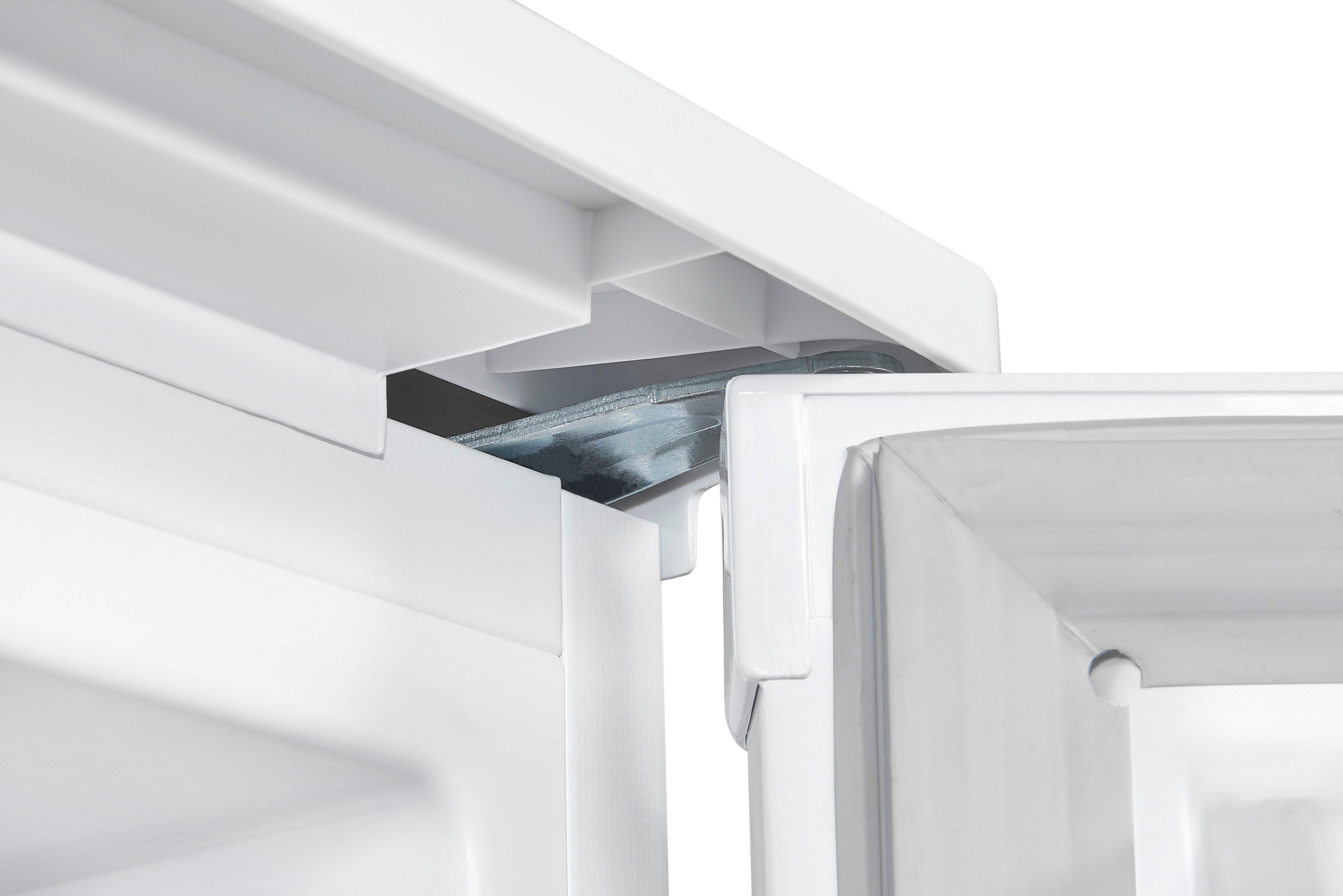 Primer plano de la bisagra de la puerta del refrigerador. Detalles del refrigerador blanco.