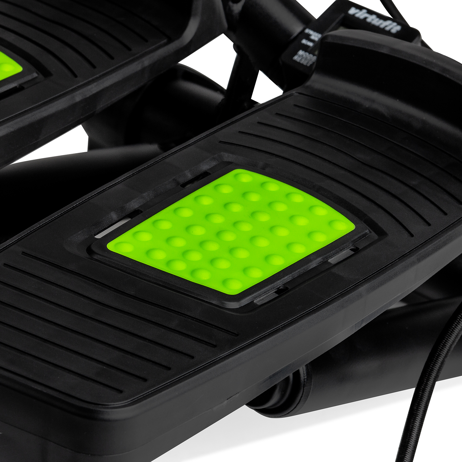 Schwarzer Stepper mit grünen Fußpads. Nahaufnahme.