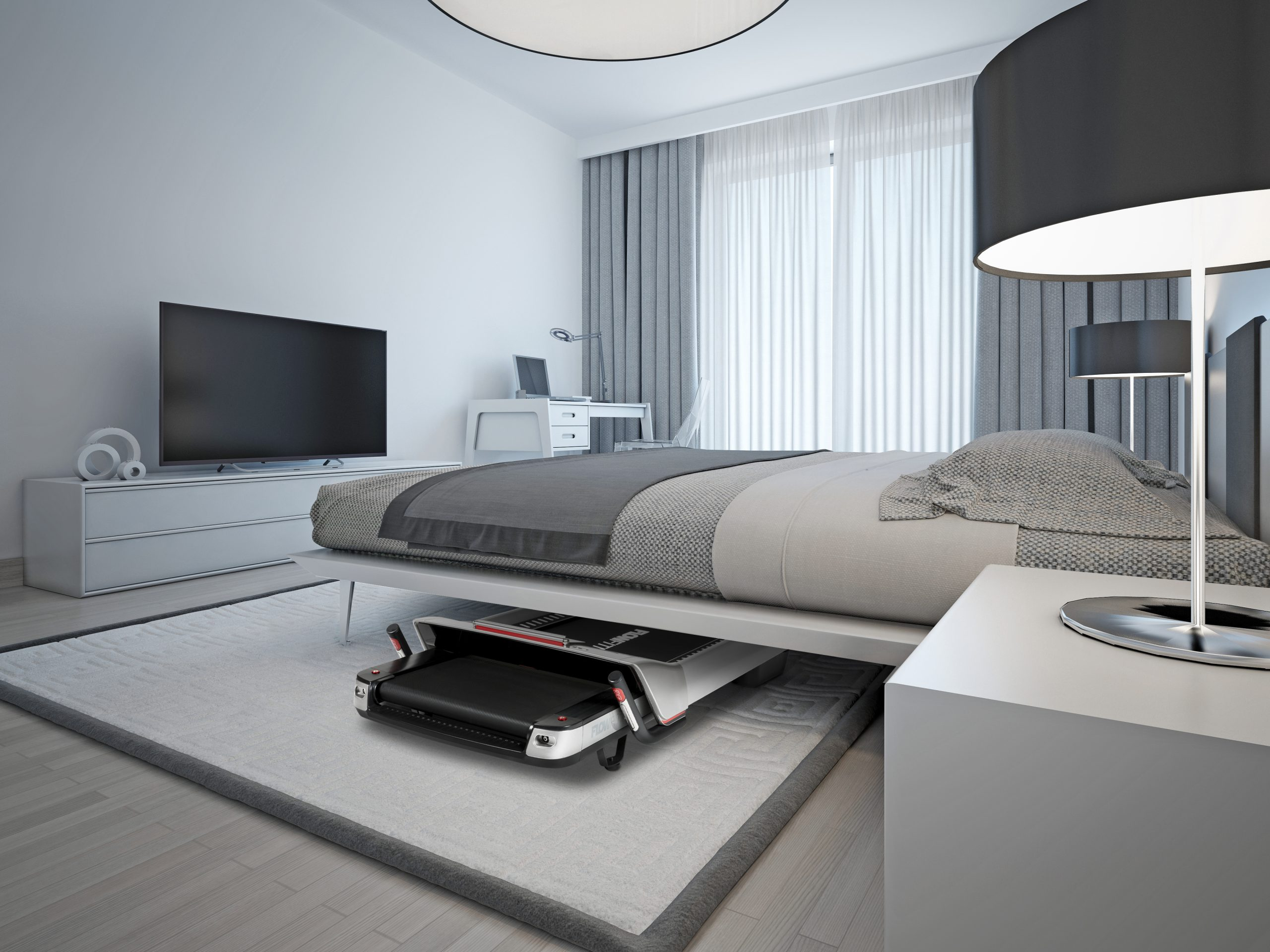 Schlafzimmer mit Bett, Fernseher und Laufband darunter, zusammen mit einer Lampe.