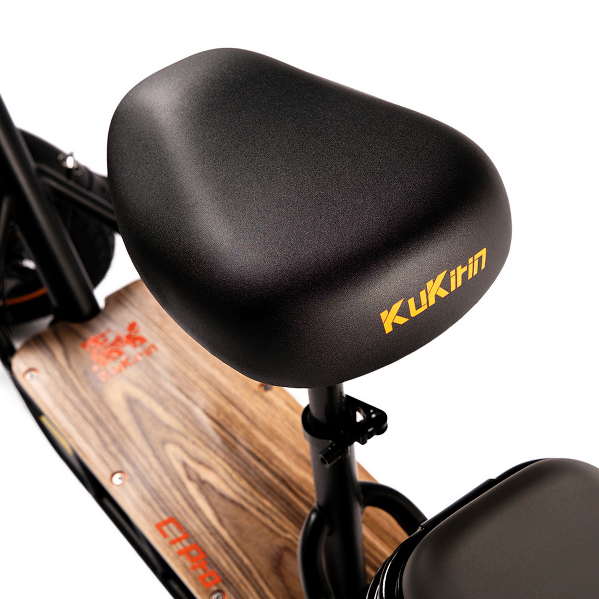 Schwarzer Sitz eines Elektrorollers mit „KuKirin“-Logo, über einem Holzdeck.