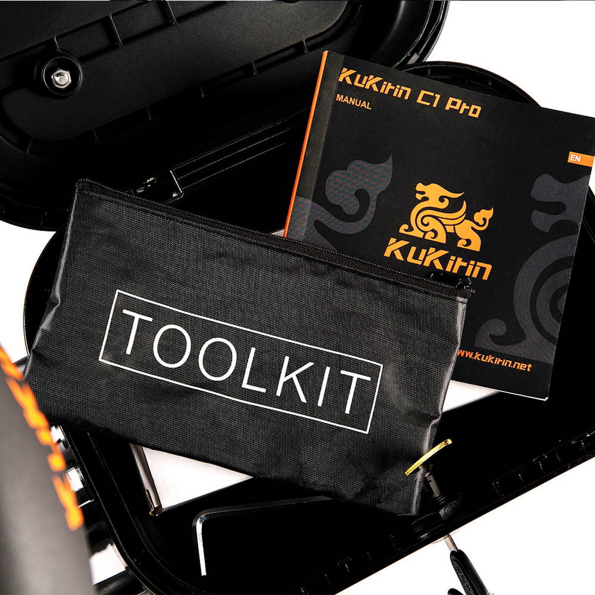 Eine schwarze Werkzeugtasche mit einem Handbuch und einem Roller. Auf der Werkzeugtasche steht TOOLKIT in weißen Buchstaben.